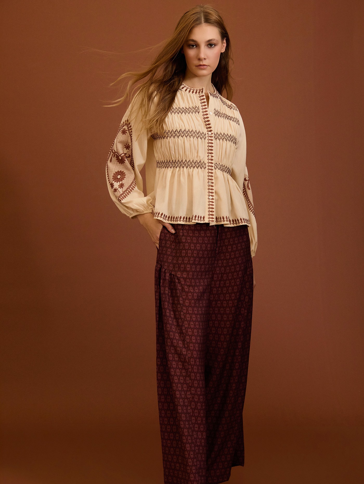 Pantalón palazzo con estampado geométrico