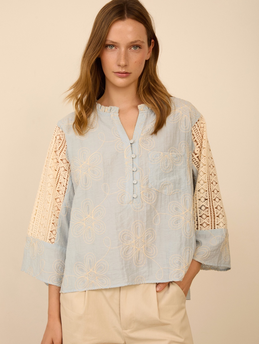 Blusa bimateria bordada