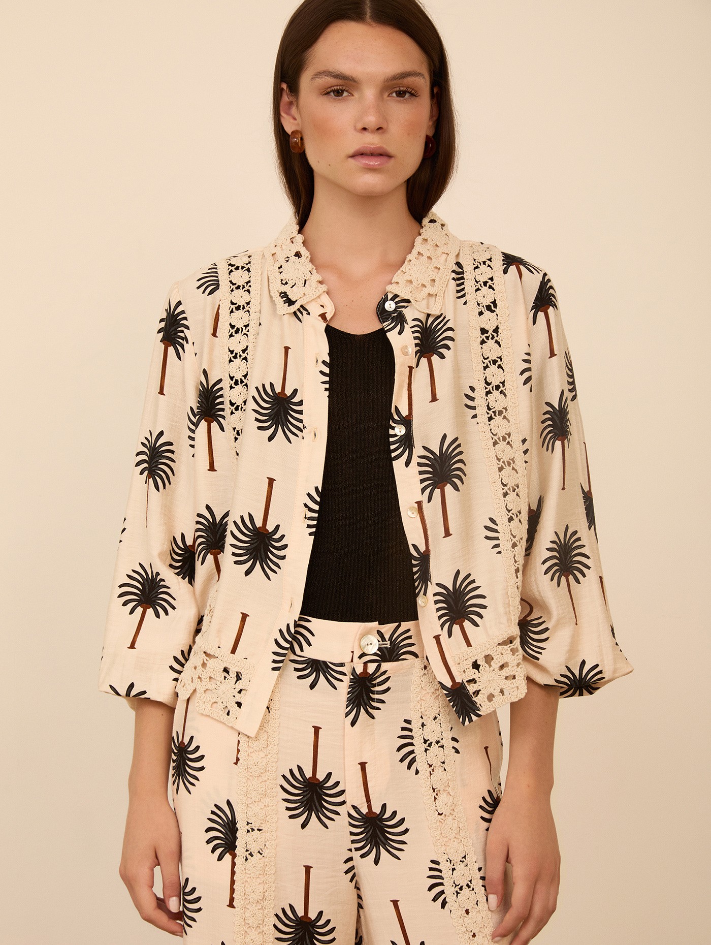 Camisa con estampado palmeras 1