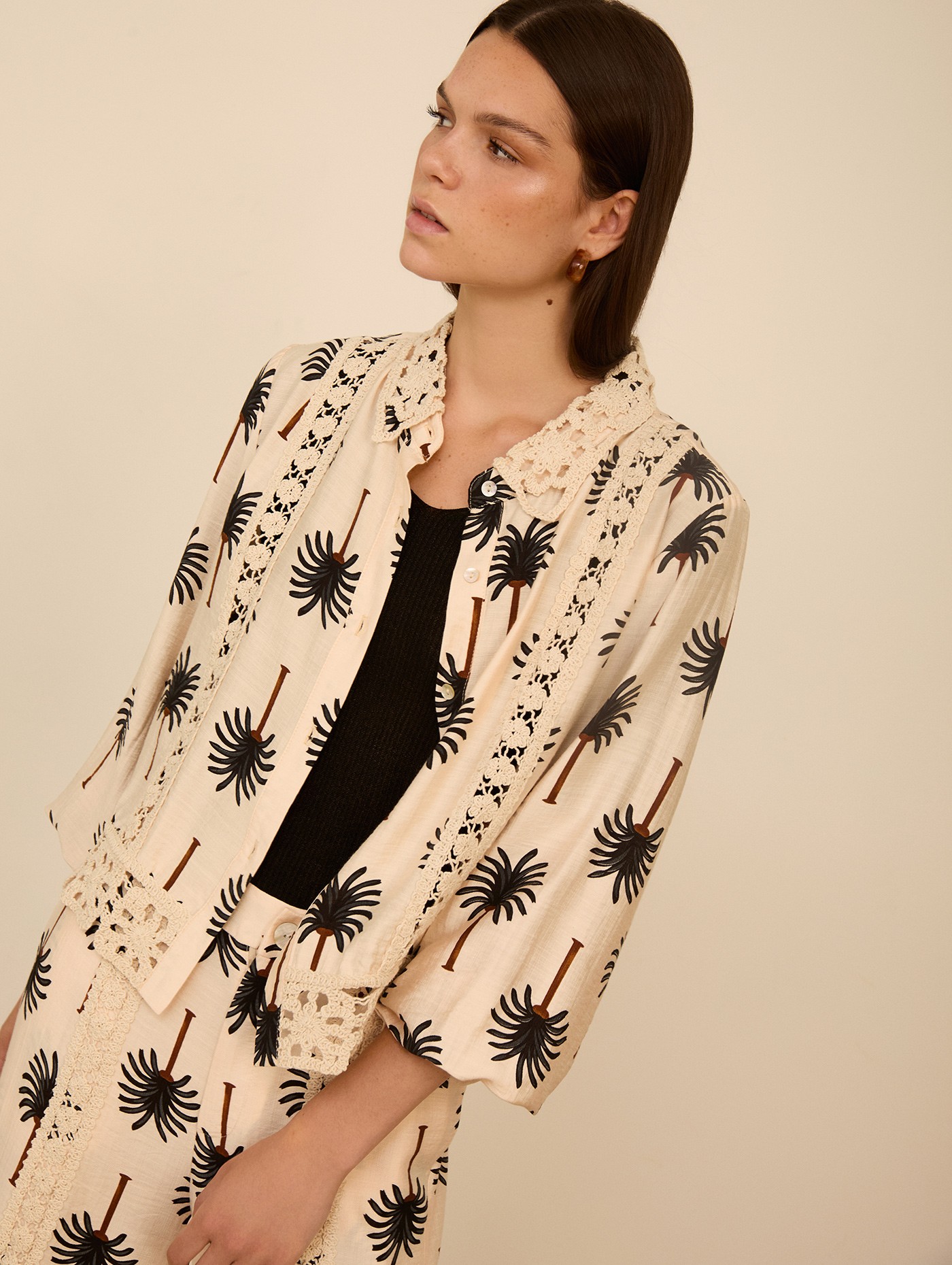 Camisa con estampado palmeras