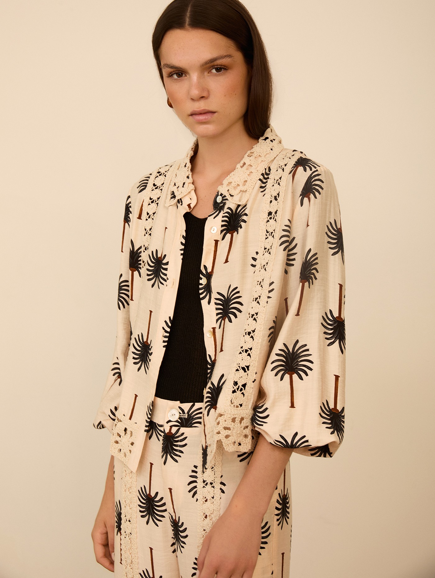 Camisa con estampado palmeras 3