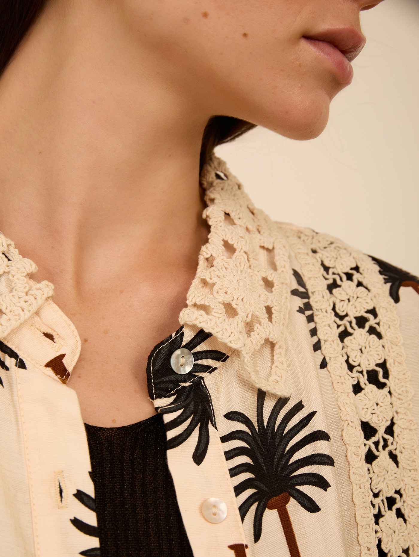 Camisa con estampado palmeras 2