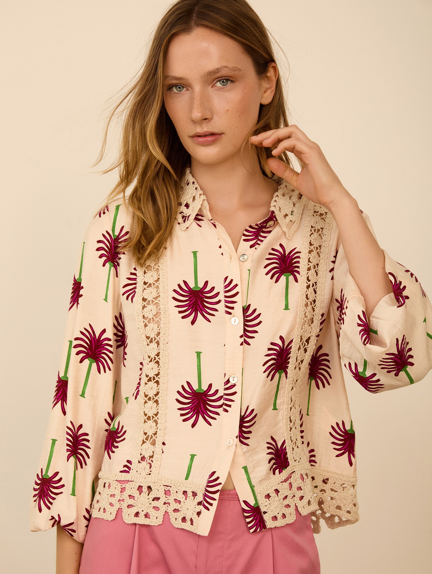 Camisa con estampado palmeras 2