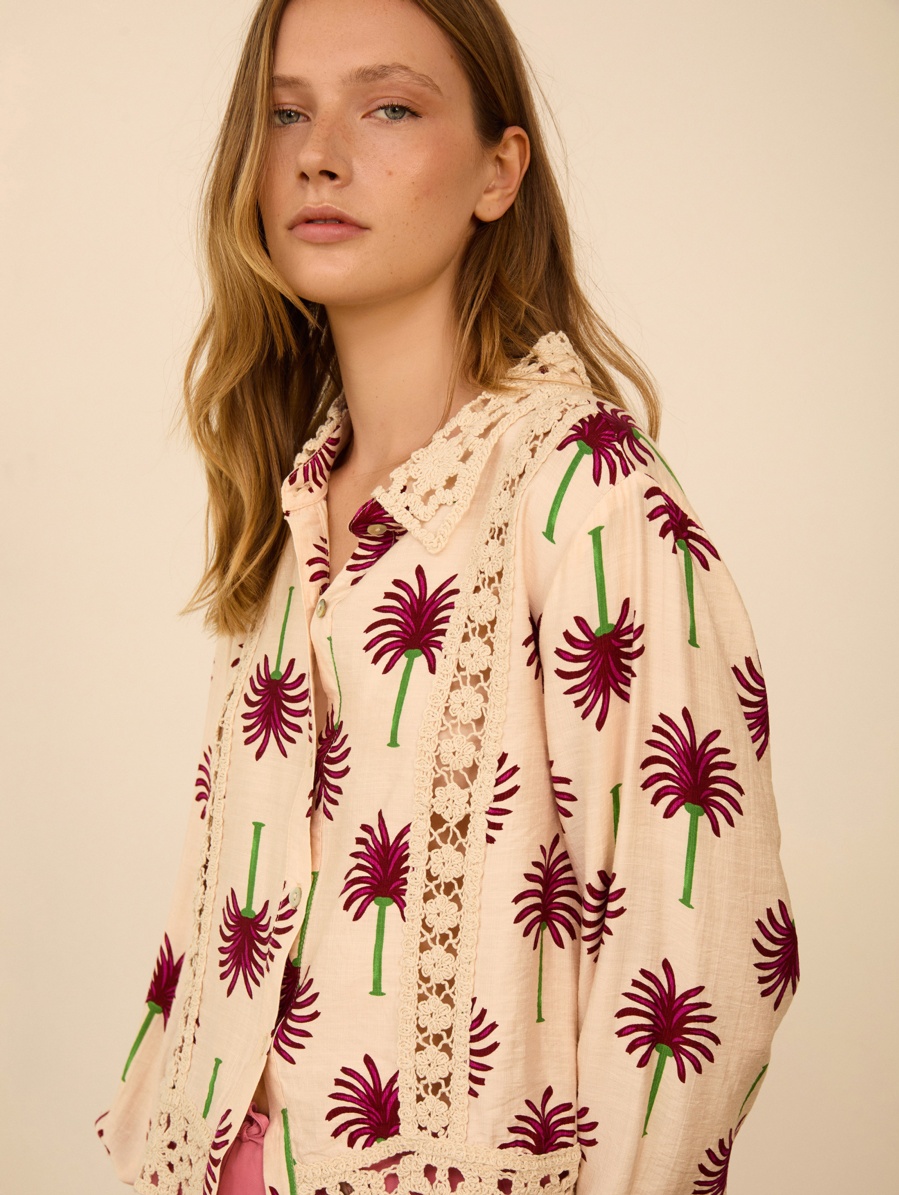 Camisa con estampado palmeras