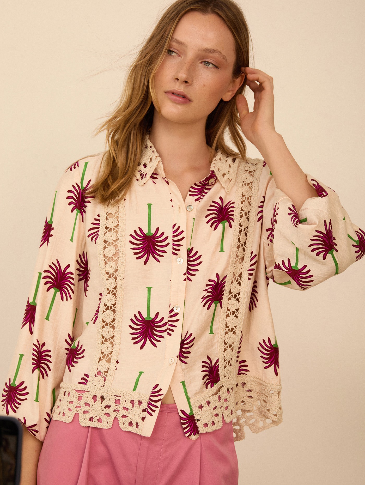 Camisa con estampado palmeras 3