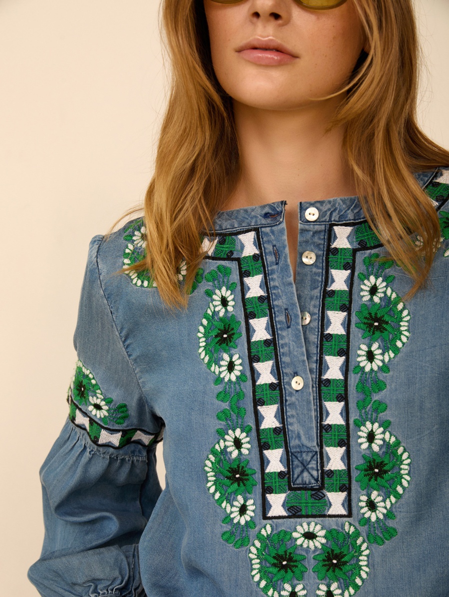 Blusa denim bordada