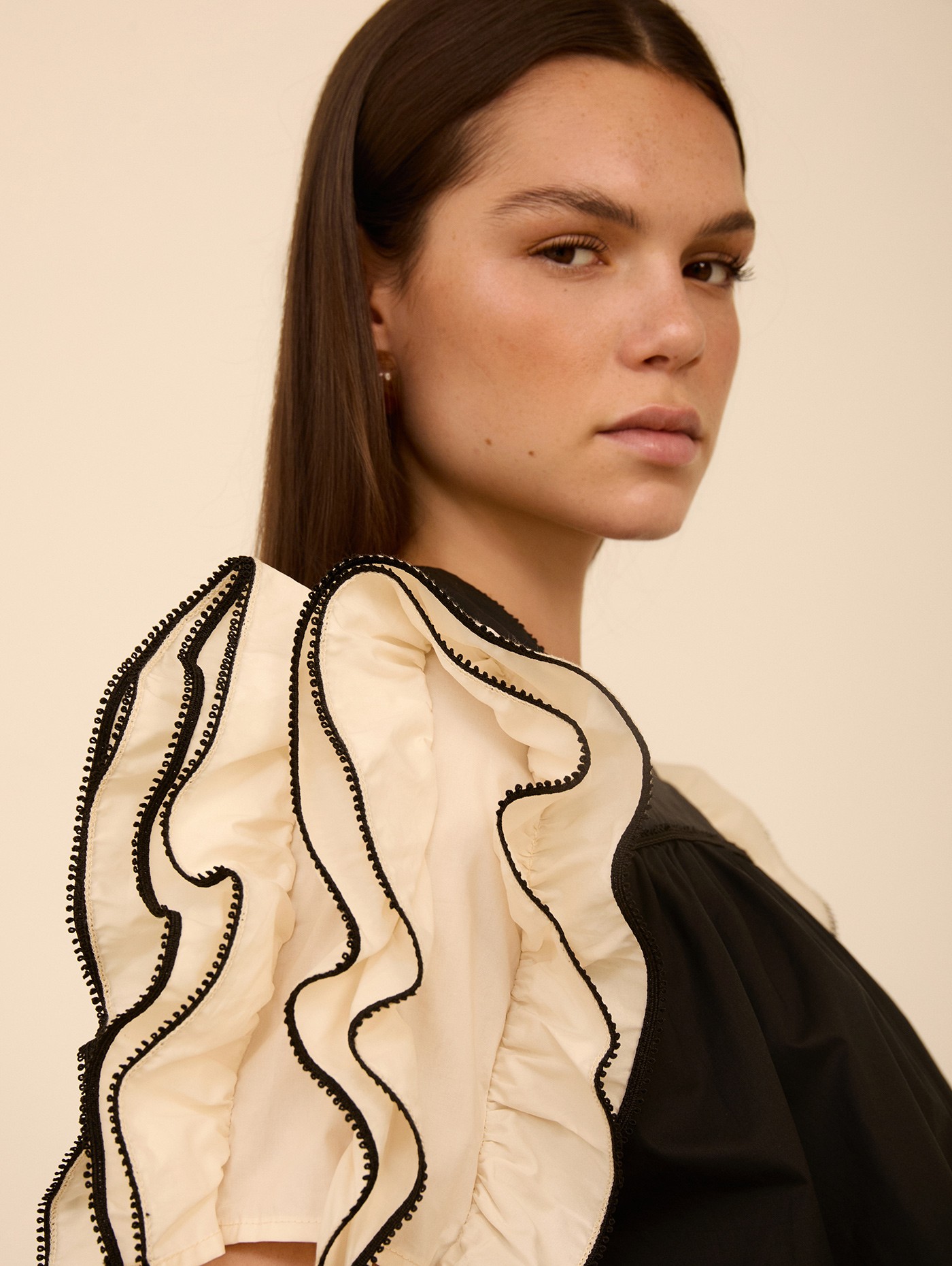 Blusa manga corta volantes 2