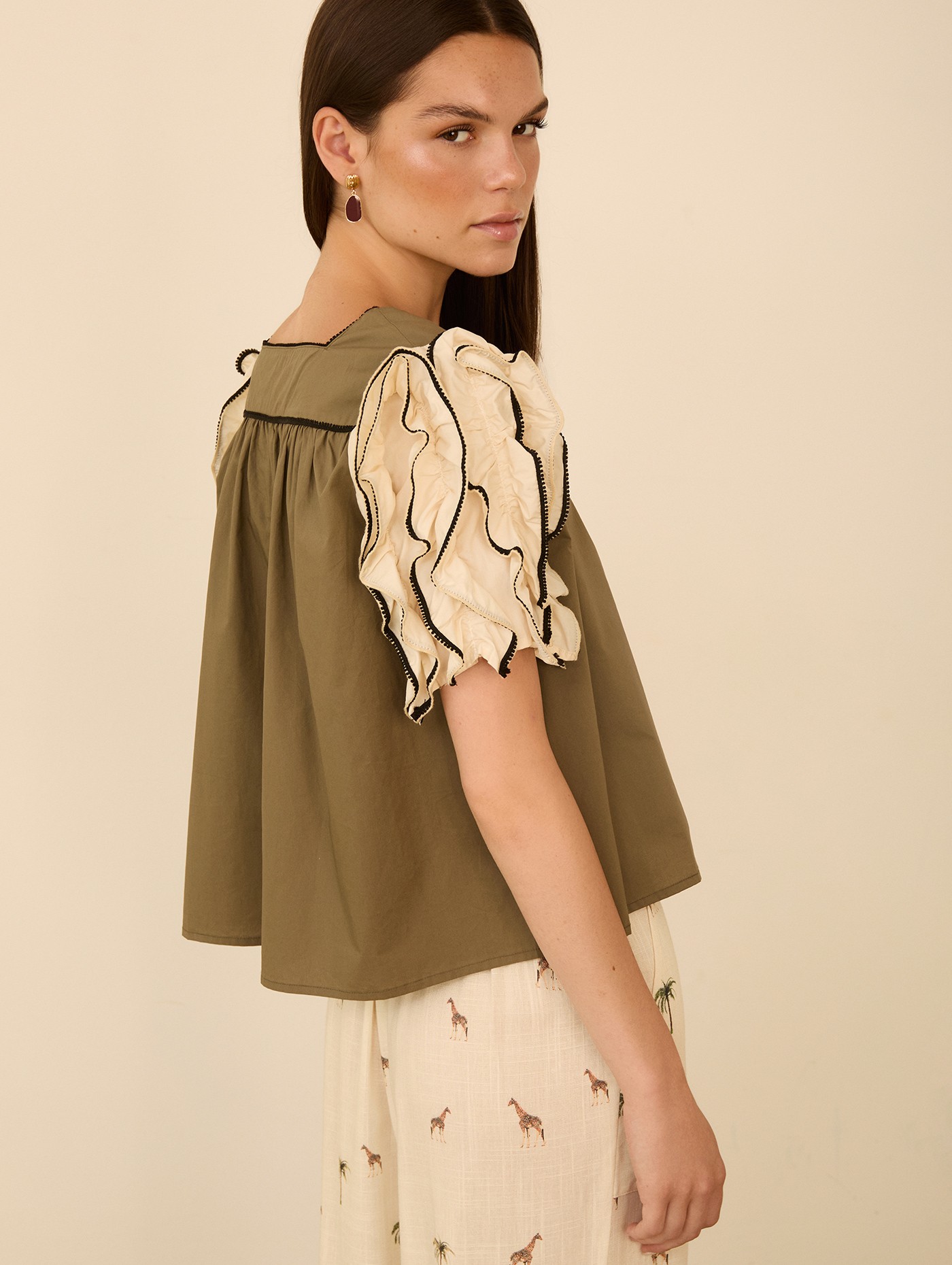 Blusa manga corta volantes 2