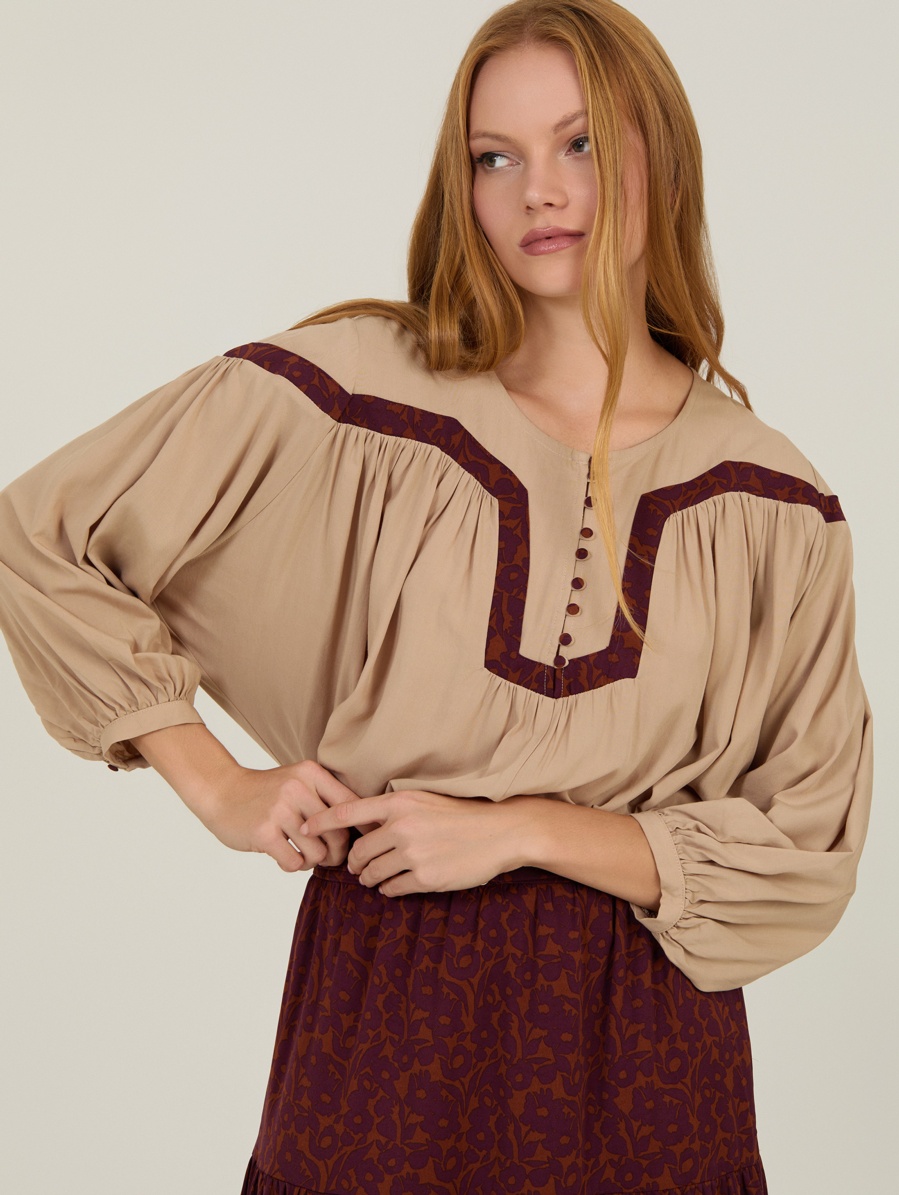 Blusa con franja estampada