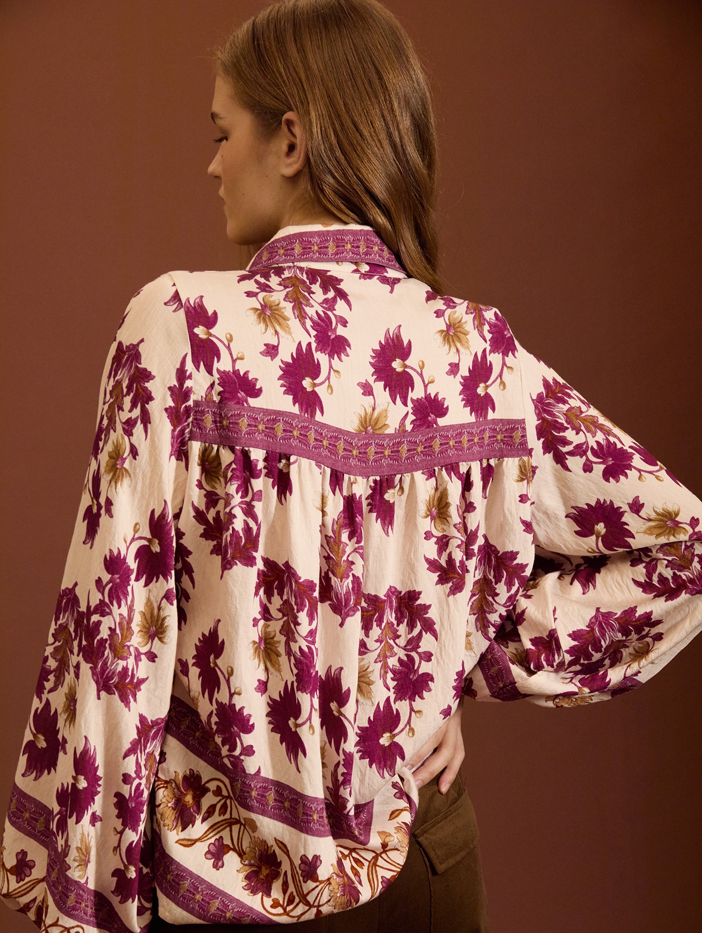 Blusa estampada con mangas abullonadas 3