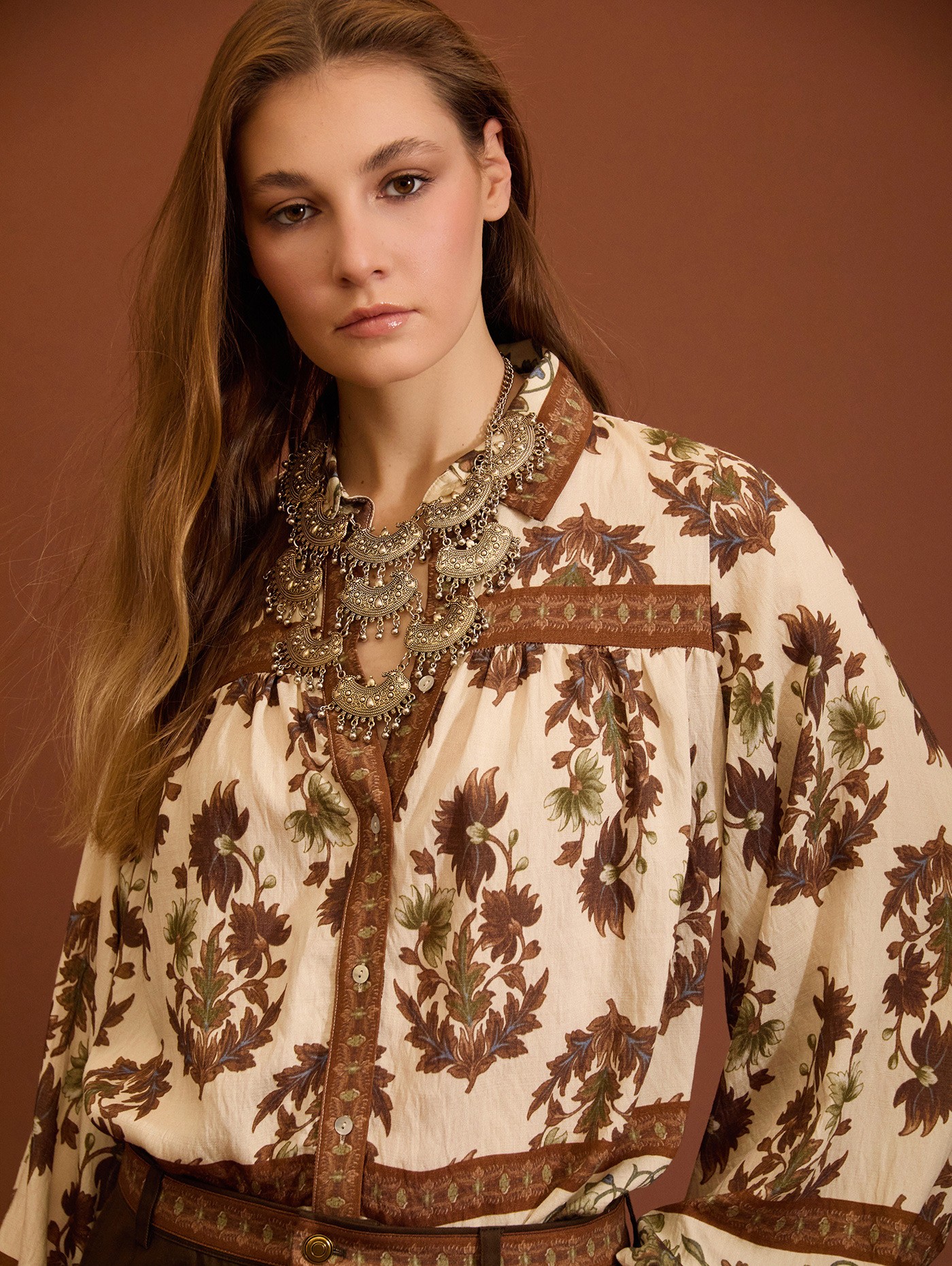 Blusa estampada con mangas abullonadas