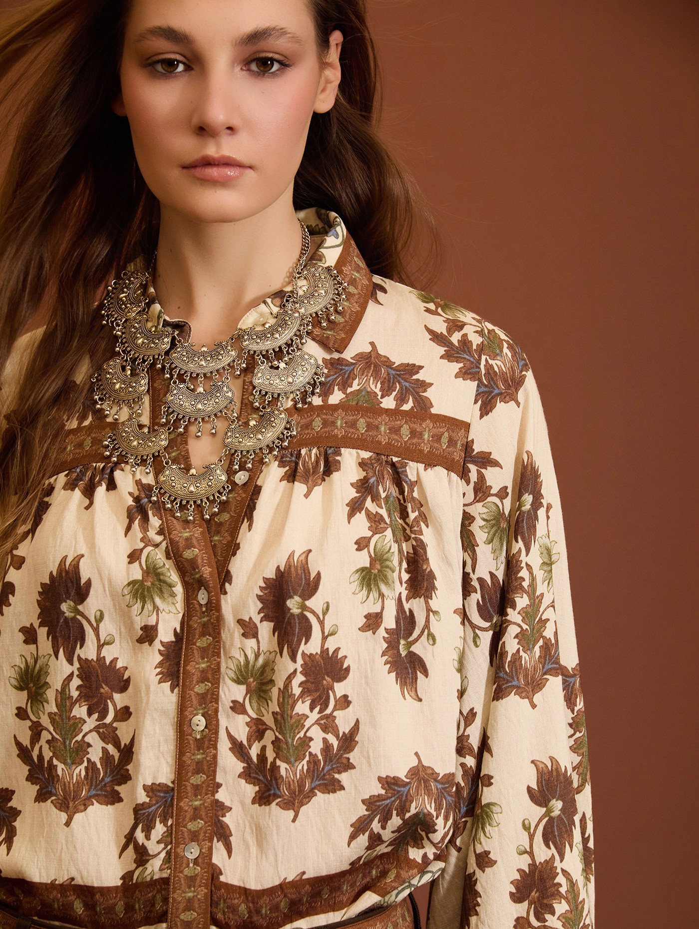 Blusa estampada con mangas abullonadas
