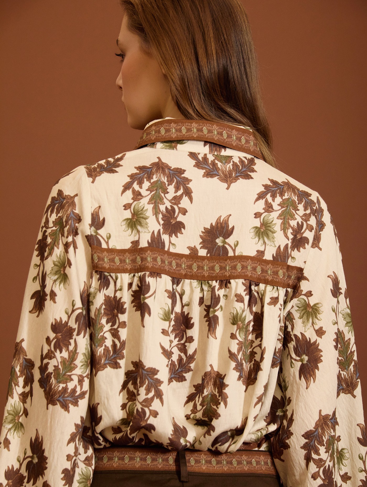 Blusa estampada con mangas abullonadas