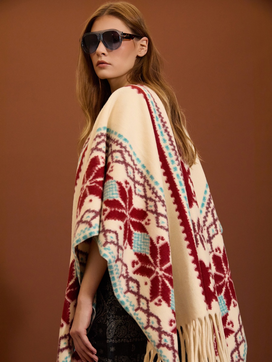 Poncho étnico con flecos