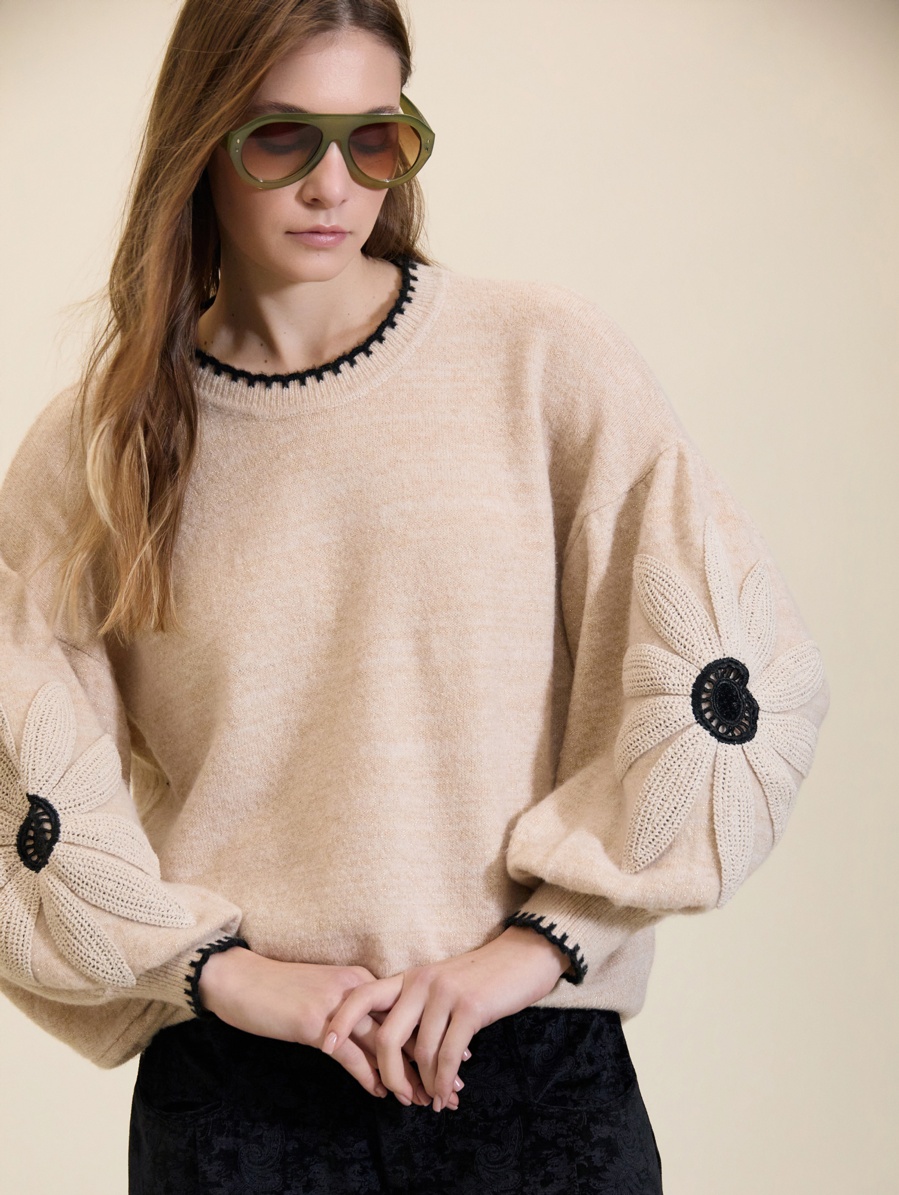 Jersey floral con mangas de croché