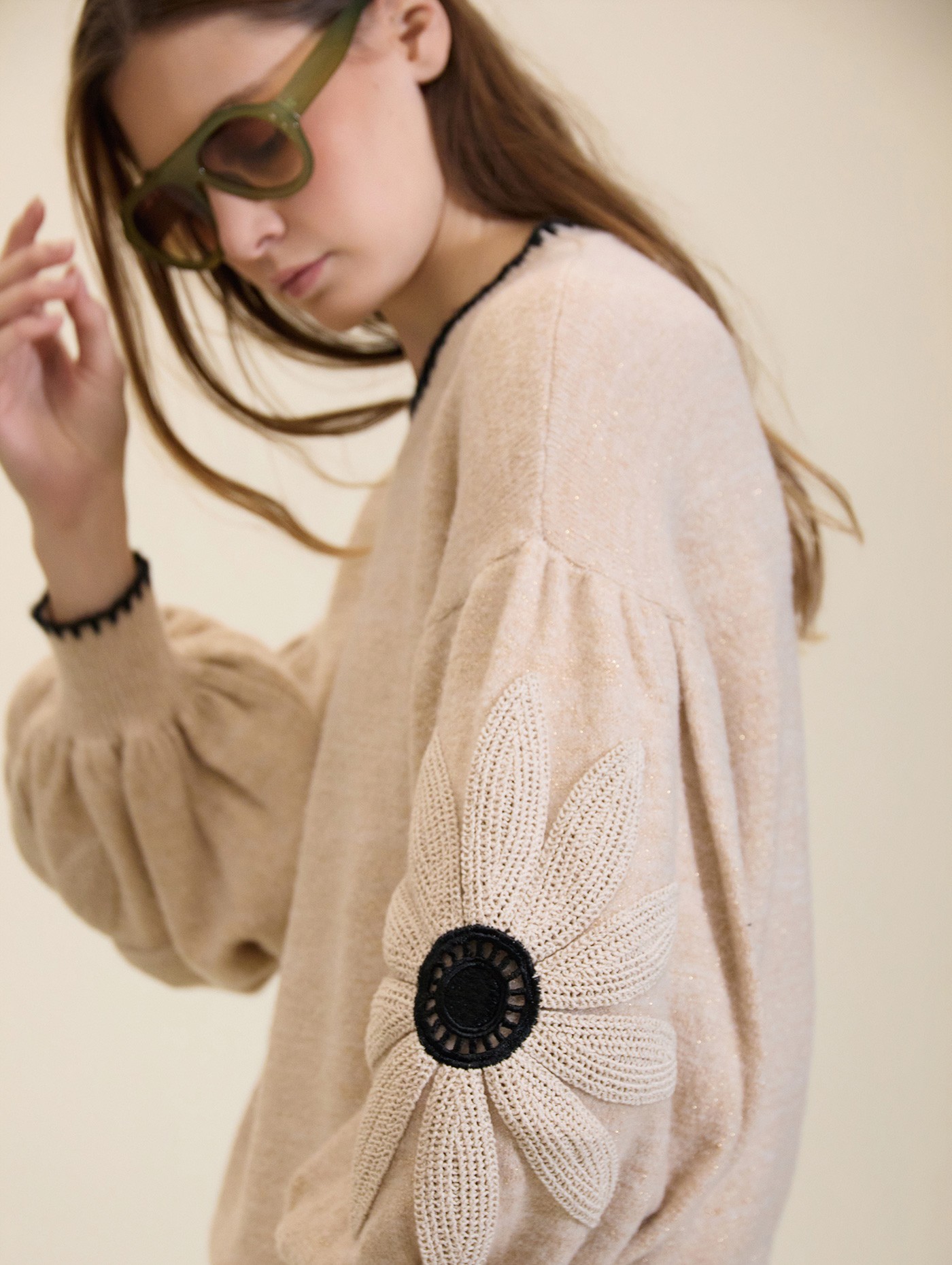 Jersey floral con mangas de croché