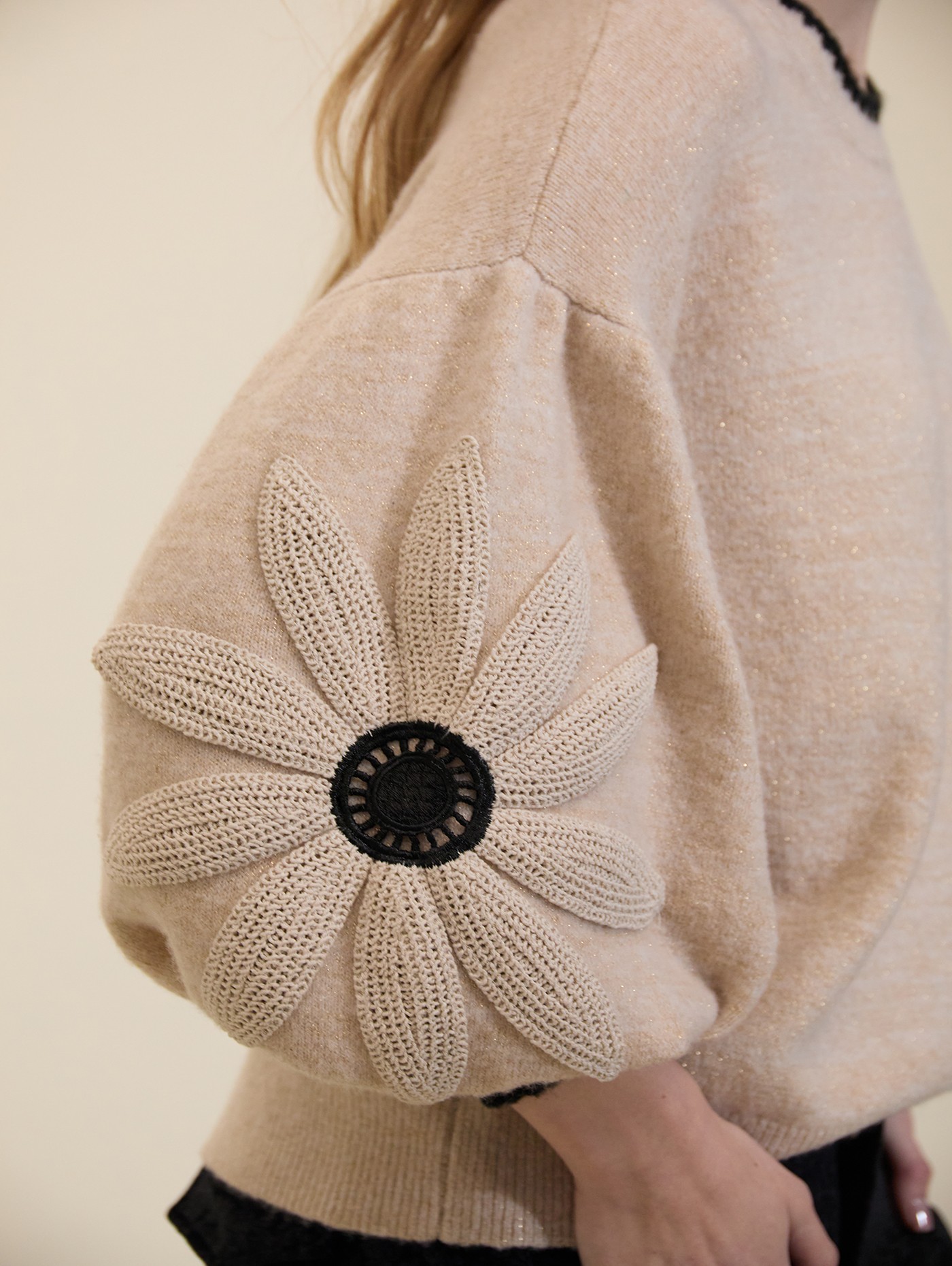 Jersey floral con mangas de croché