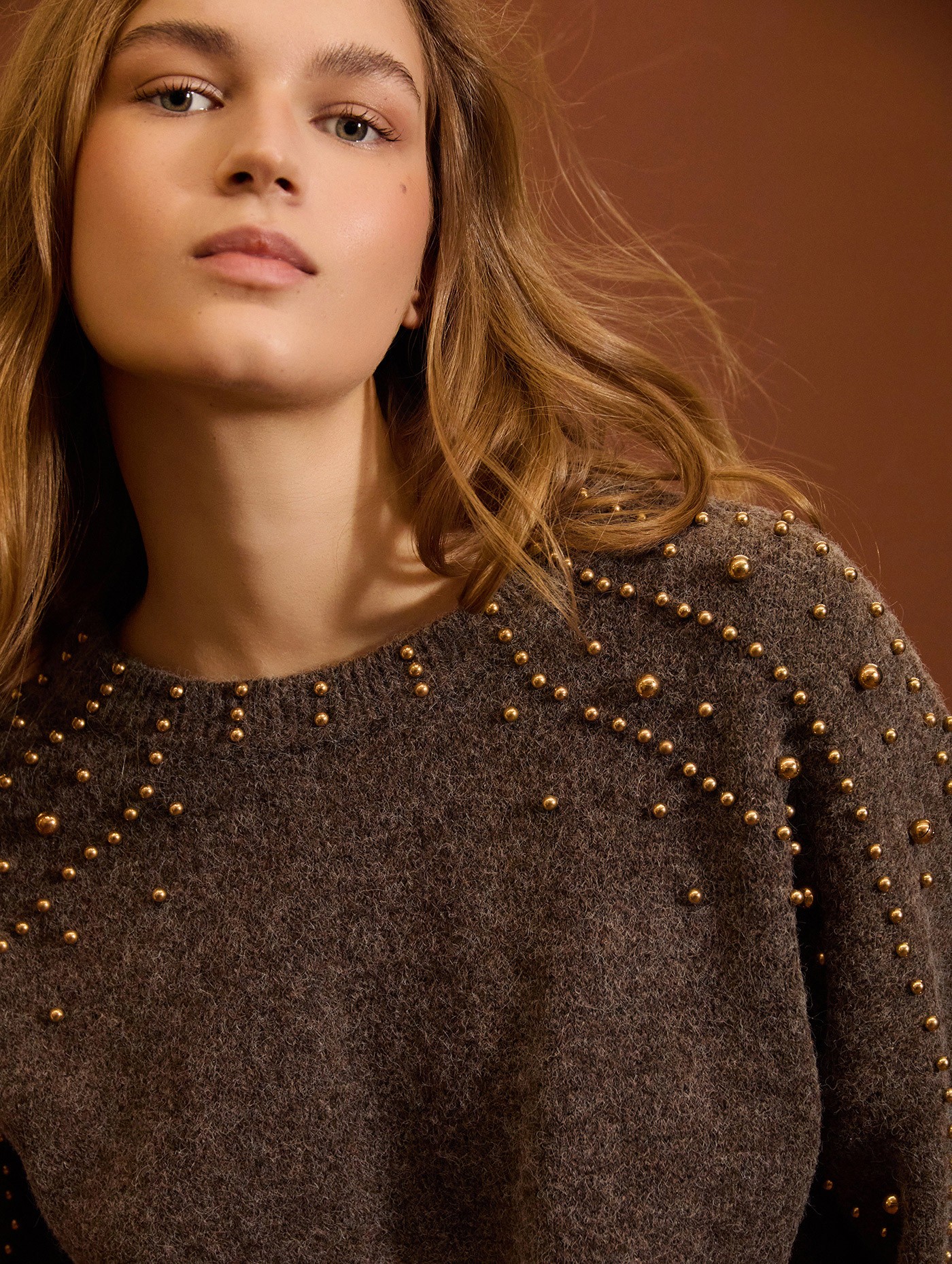 Jersey de punto con perlas en oro viejo
