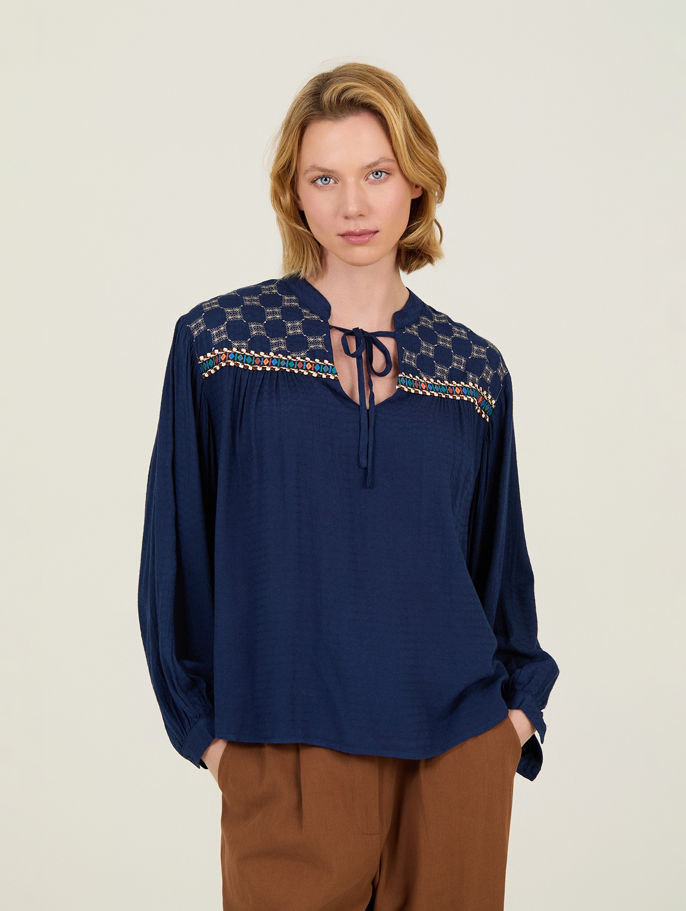 Blusa con fornitura y bordado 3