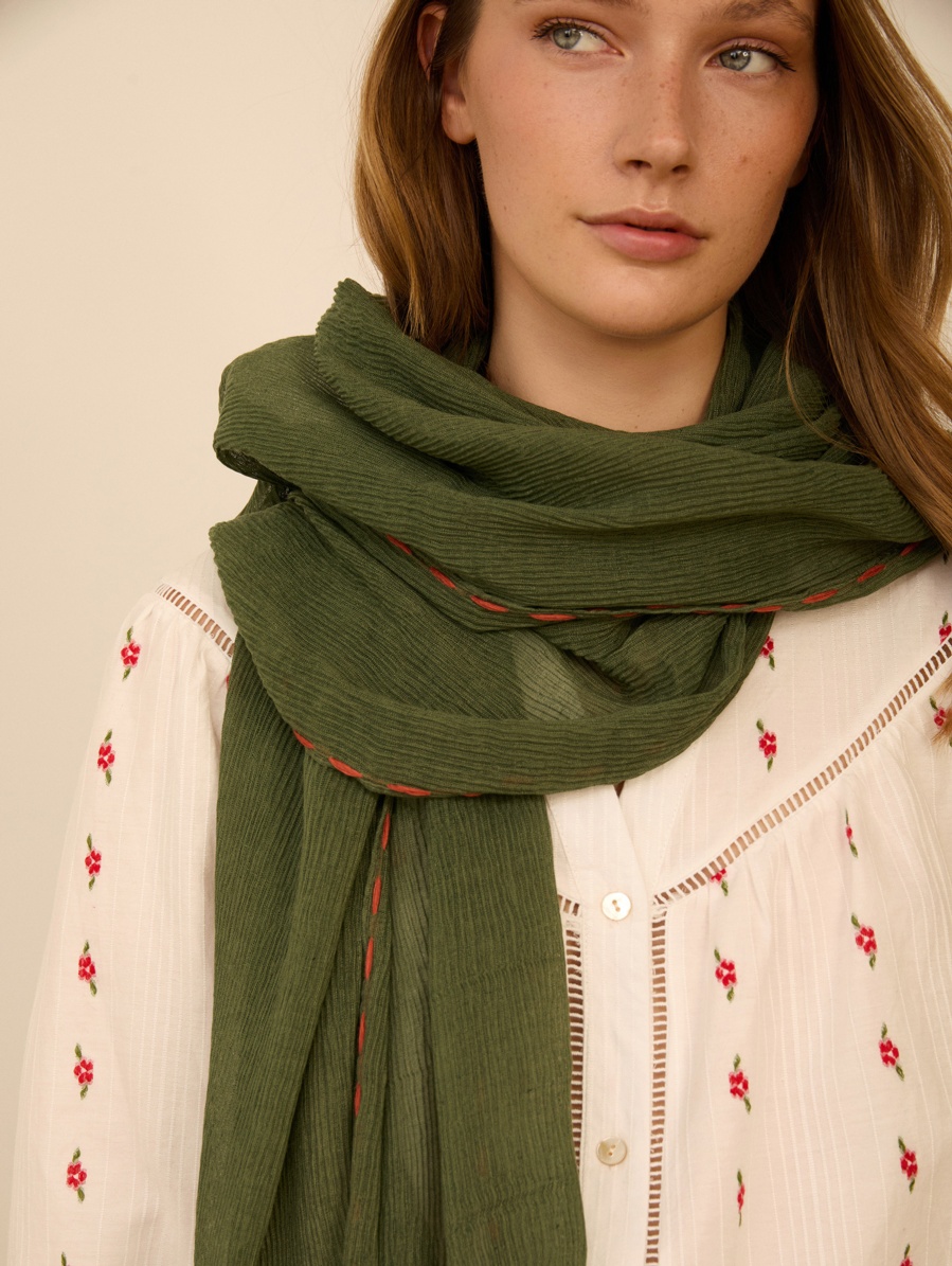 Fular plisado con contraste