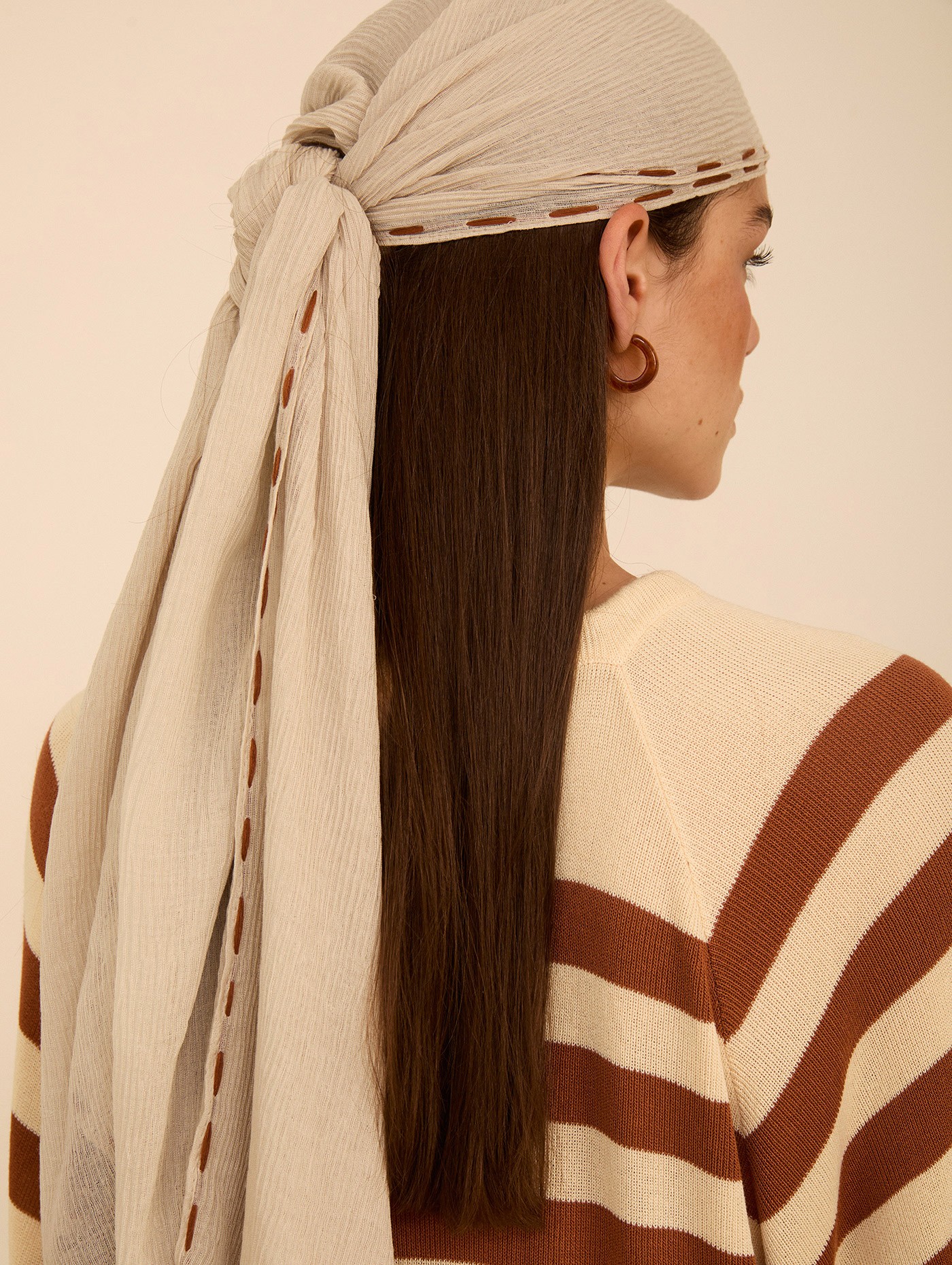 Fular plisado con contraste 2