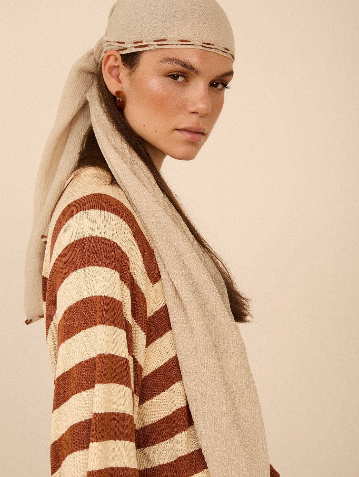 Fular plisado con contraste