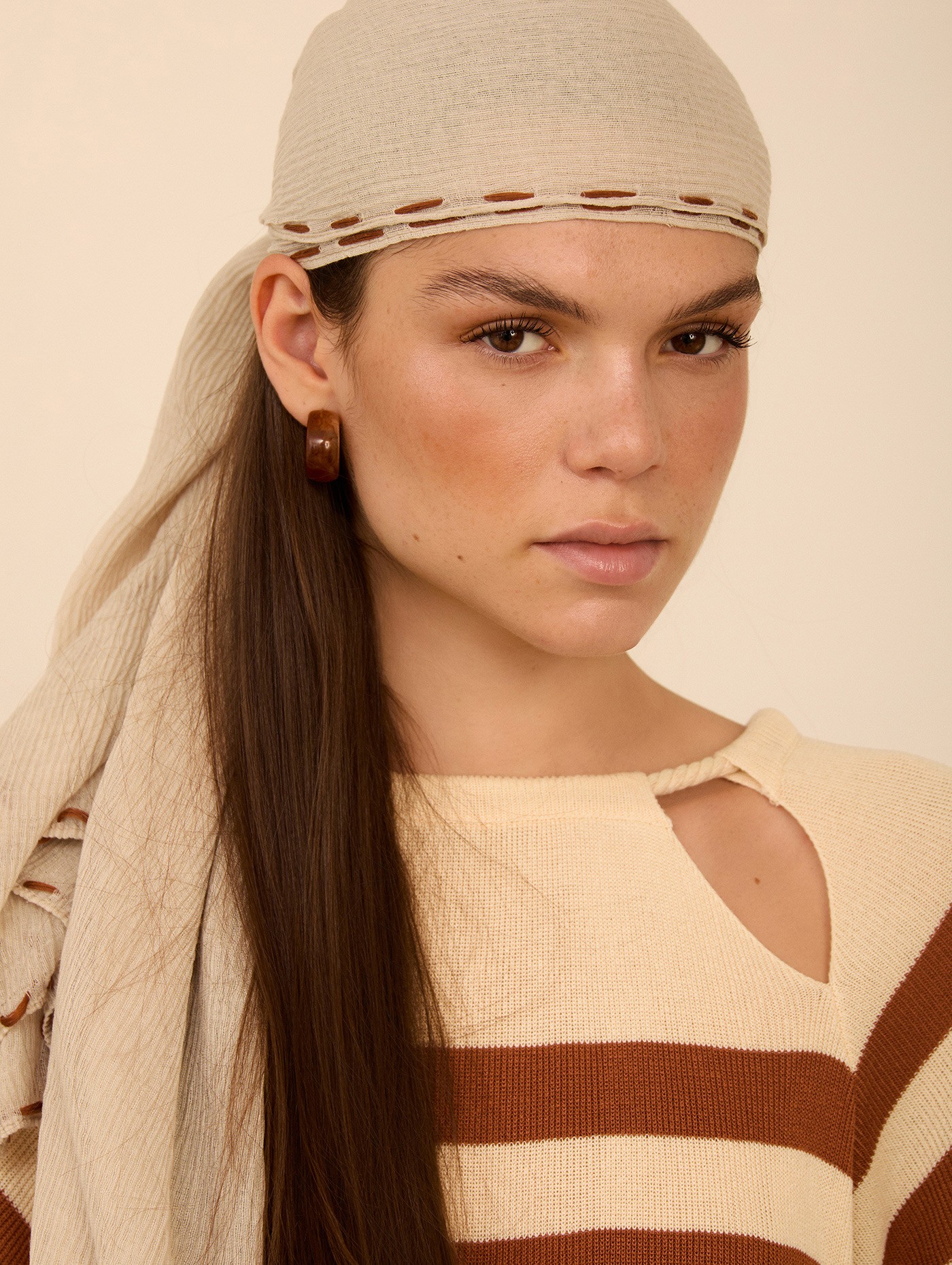 Fular plisado con contraste 3