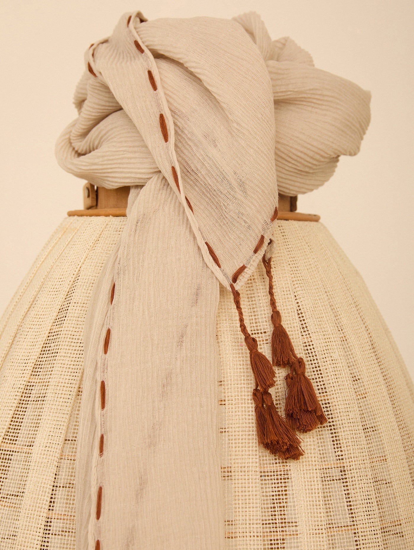 Fular plisado con contraste 4