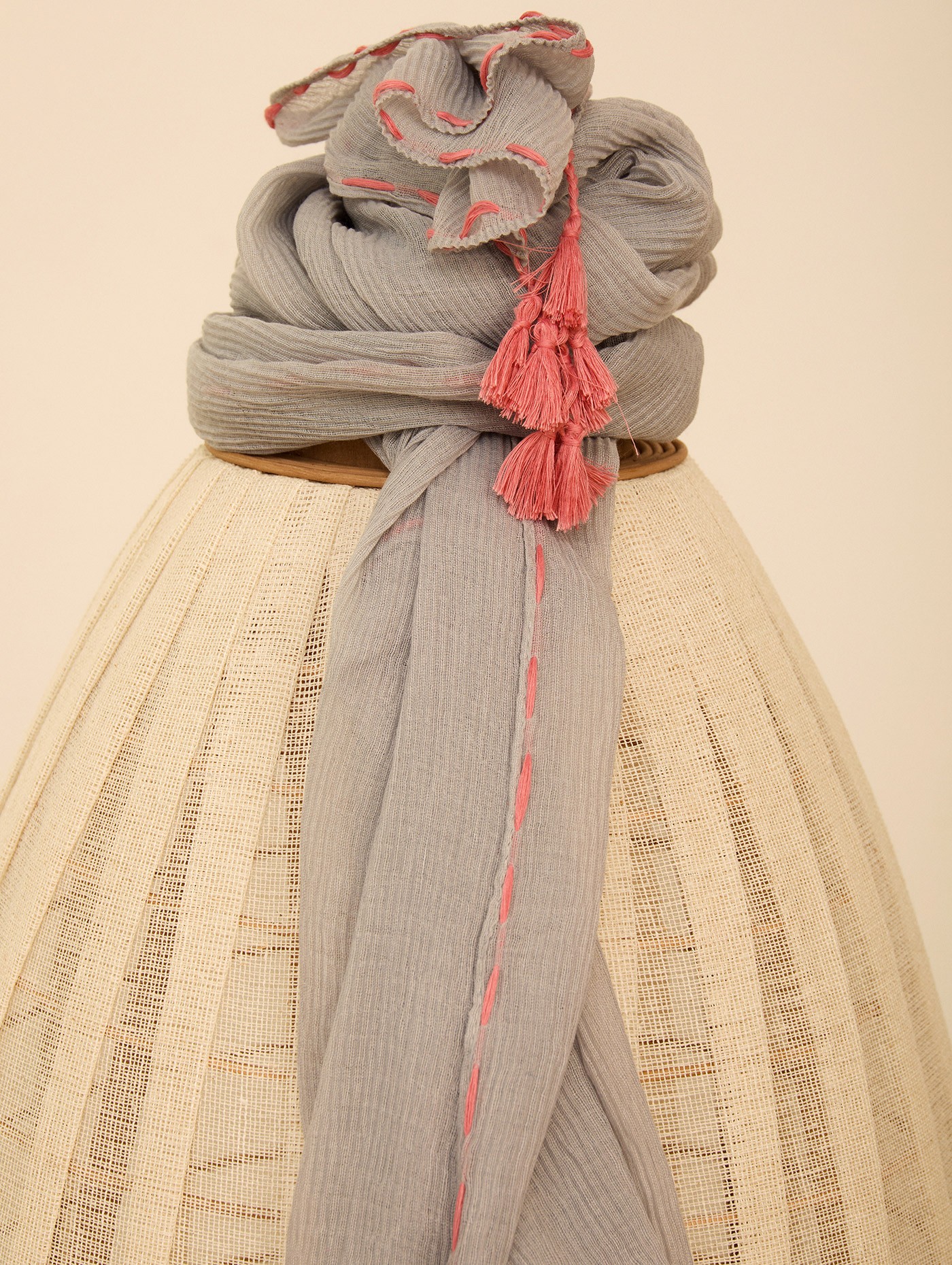 Fular plisado con contraste 4