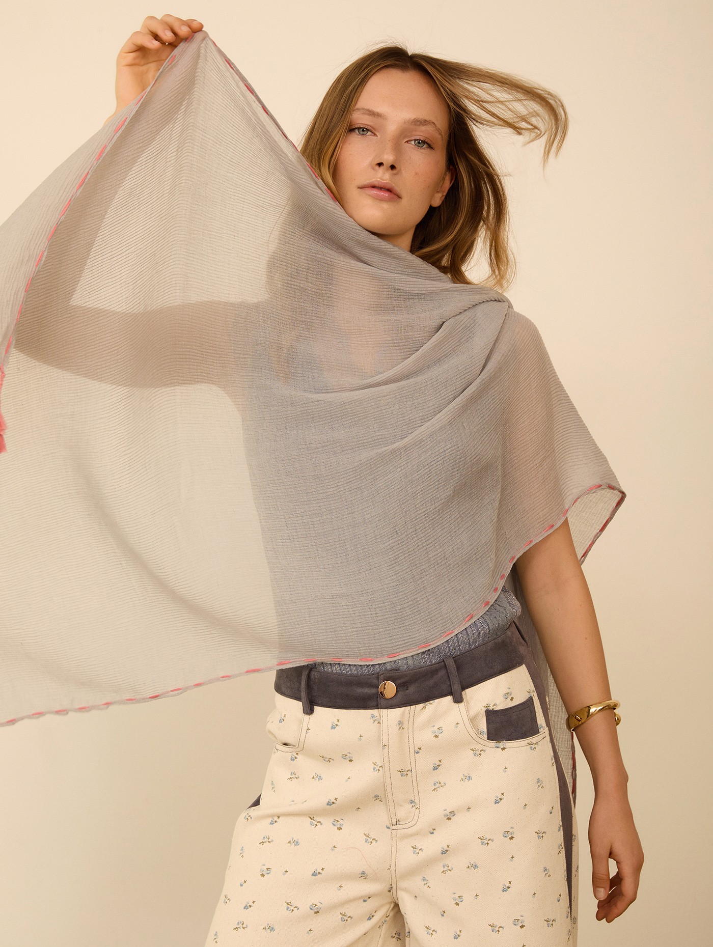 Fular plisado con contraste 3