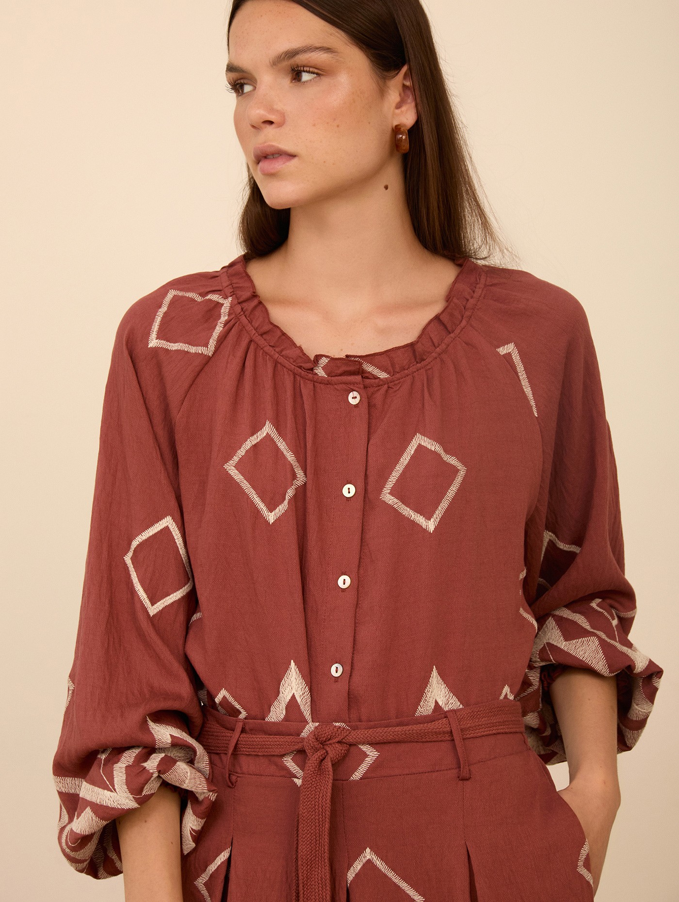 Blusa con bordado a contraste