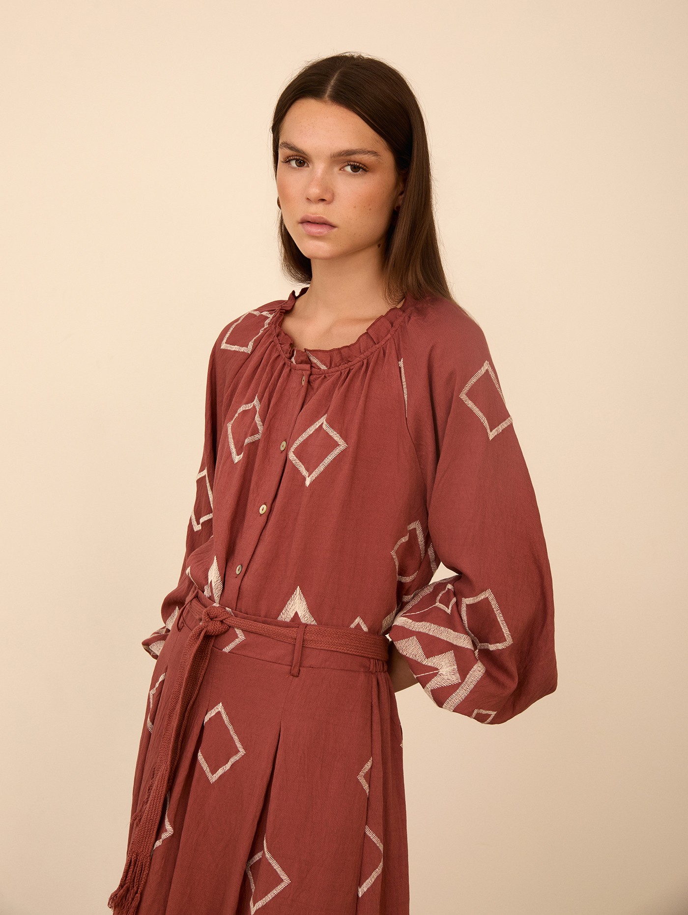 Blusa con bordado a contraste 4