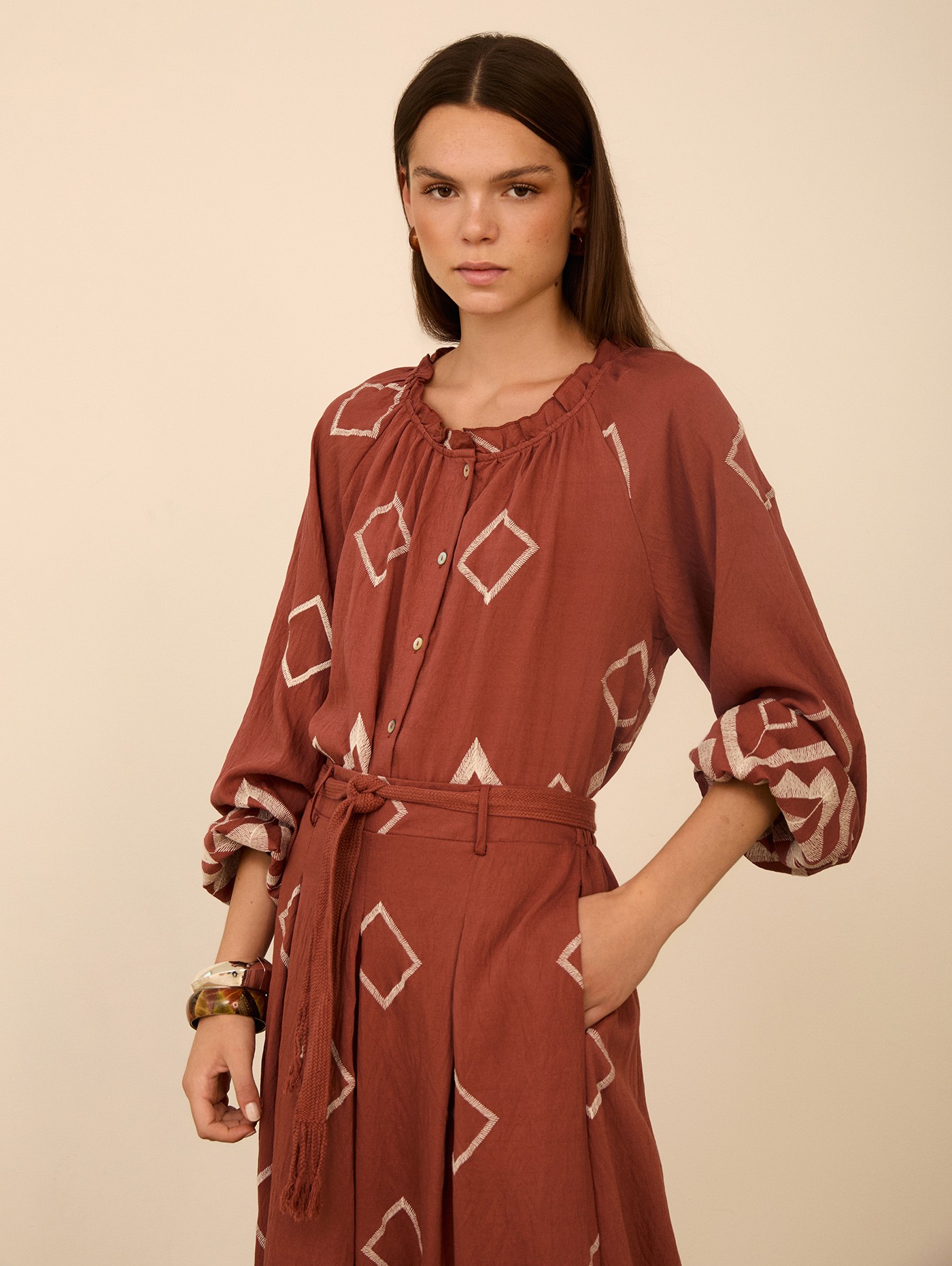 Blusa con bordado a contraste 2