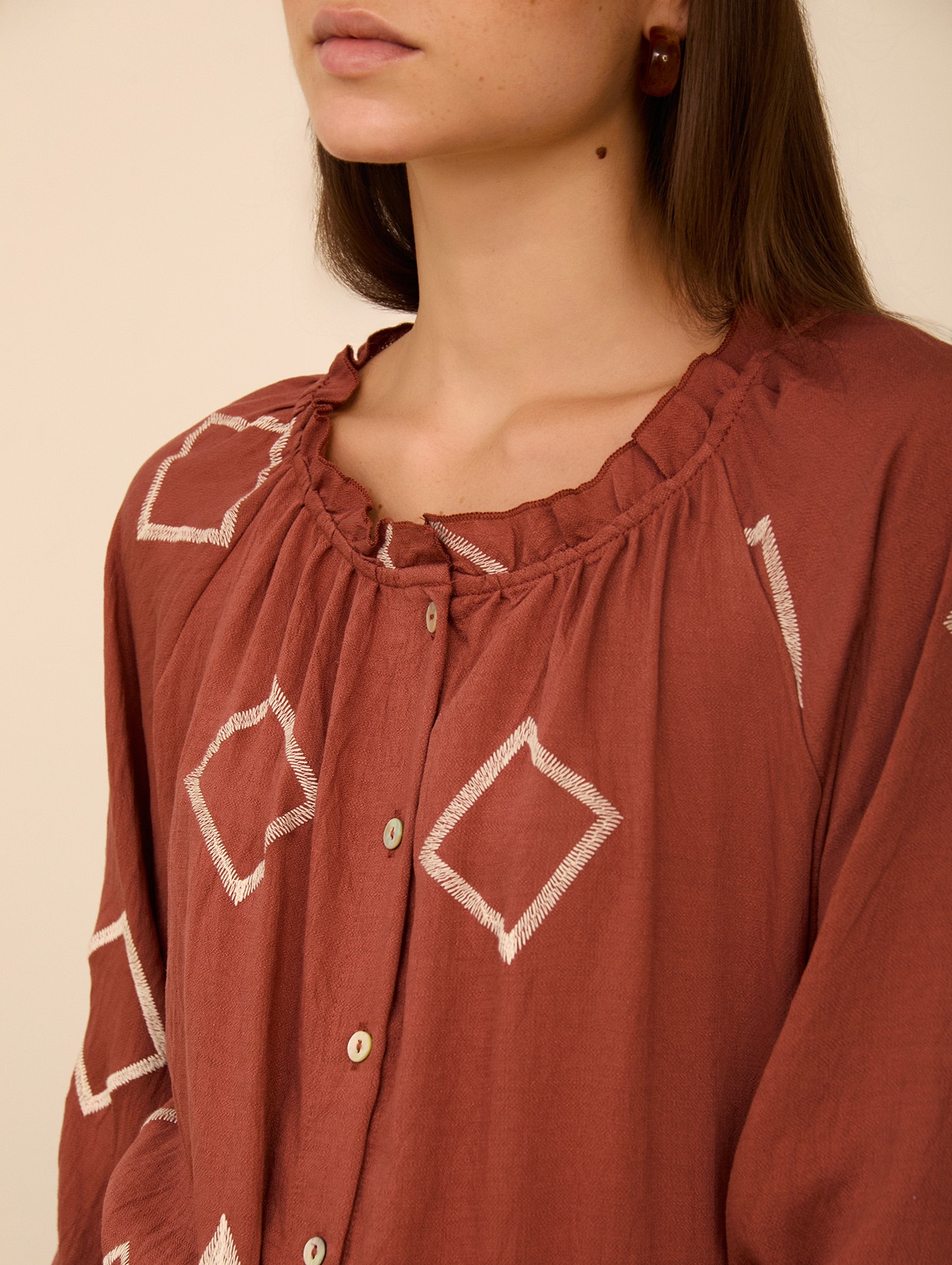 Blusa con bordado a contraste 1