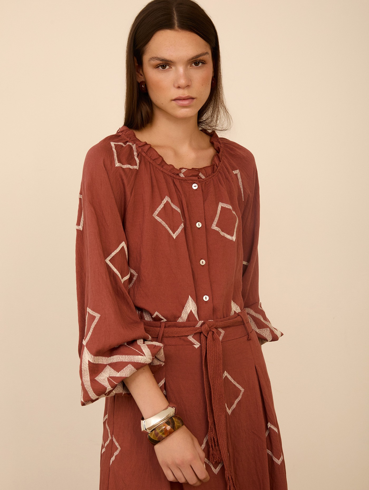 Blusa con bordado a contraste 3