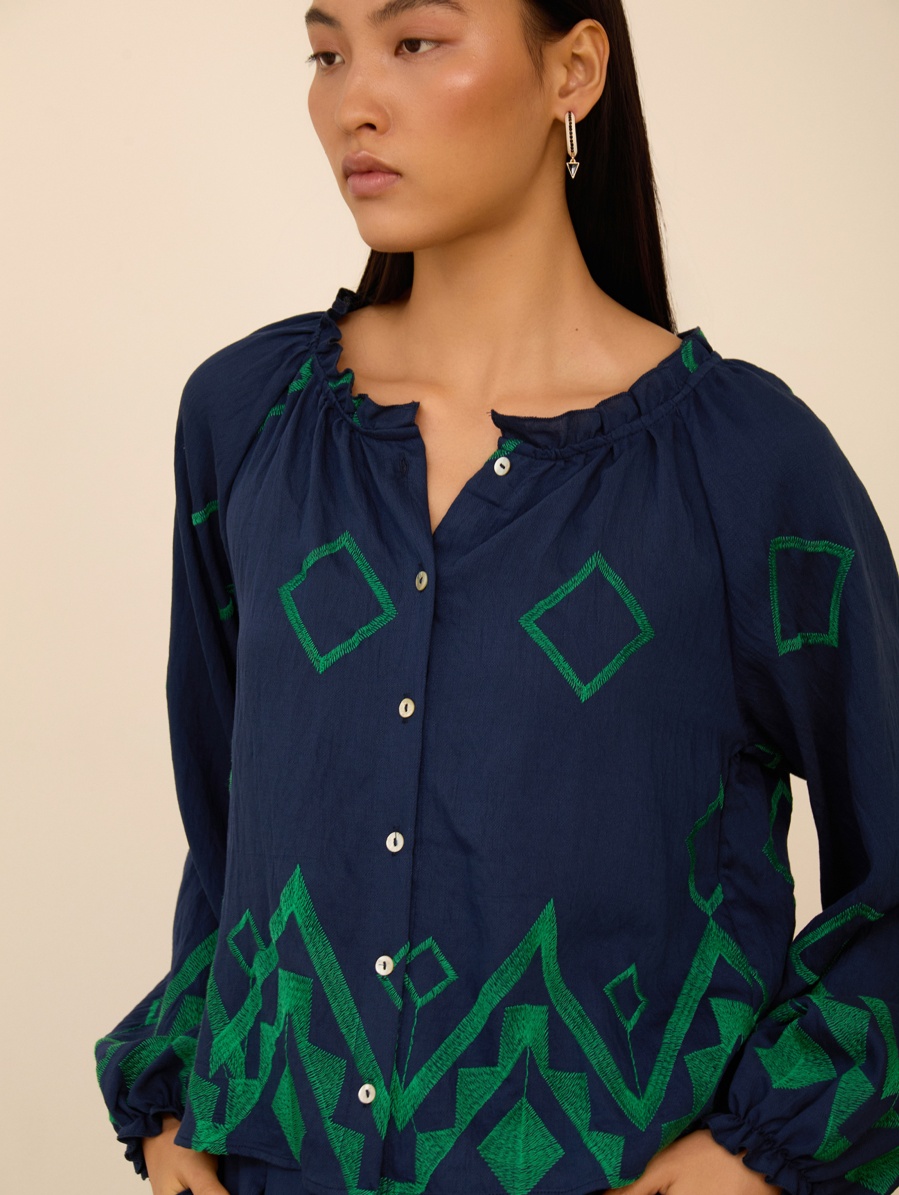 Blusa con bordado a contraste