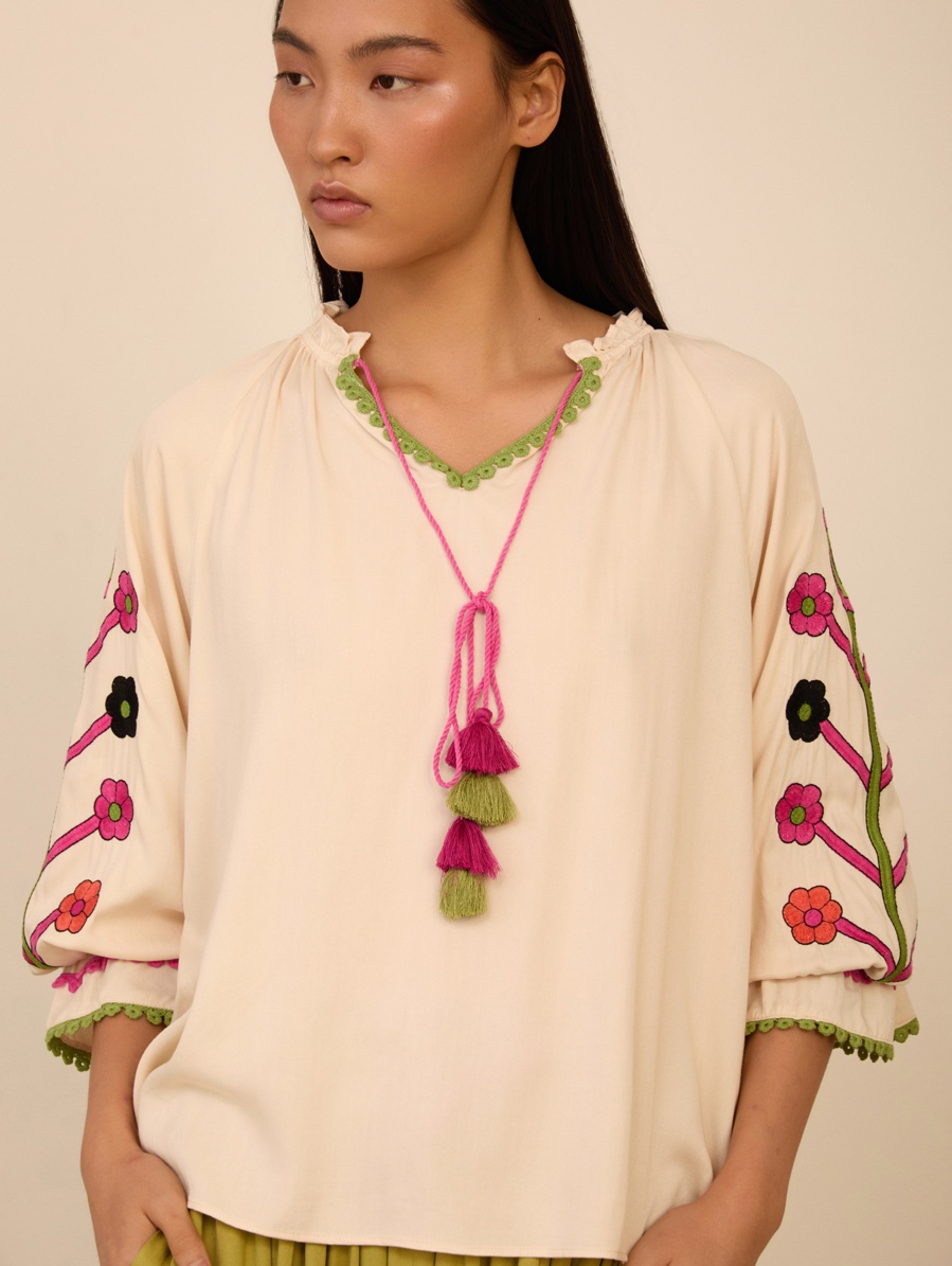 Blusa con mangas bordadas