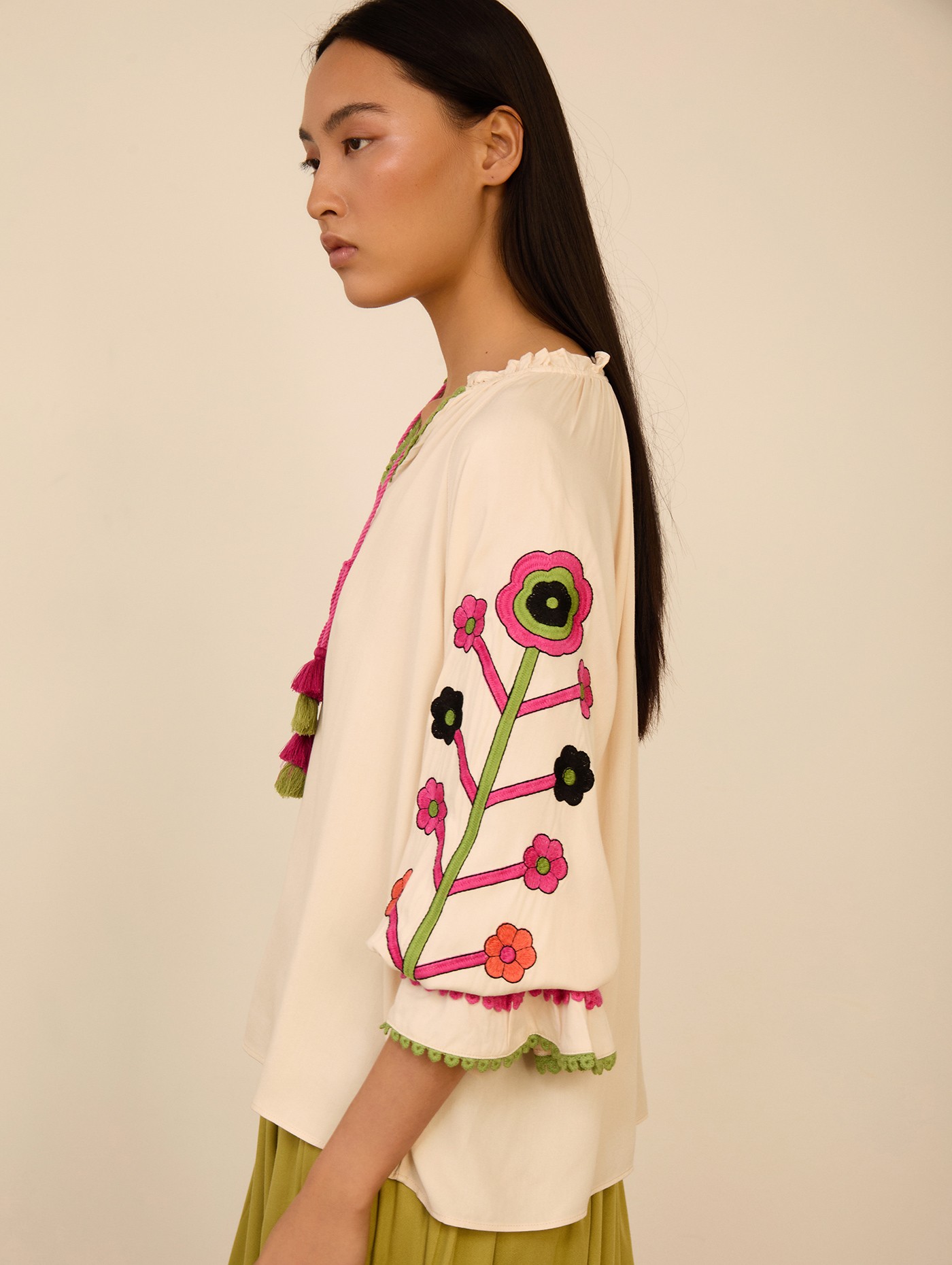 Blusa con mangas bordadas 3