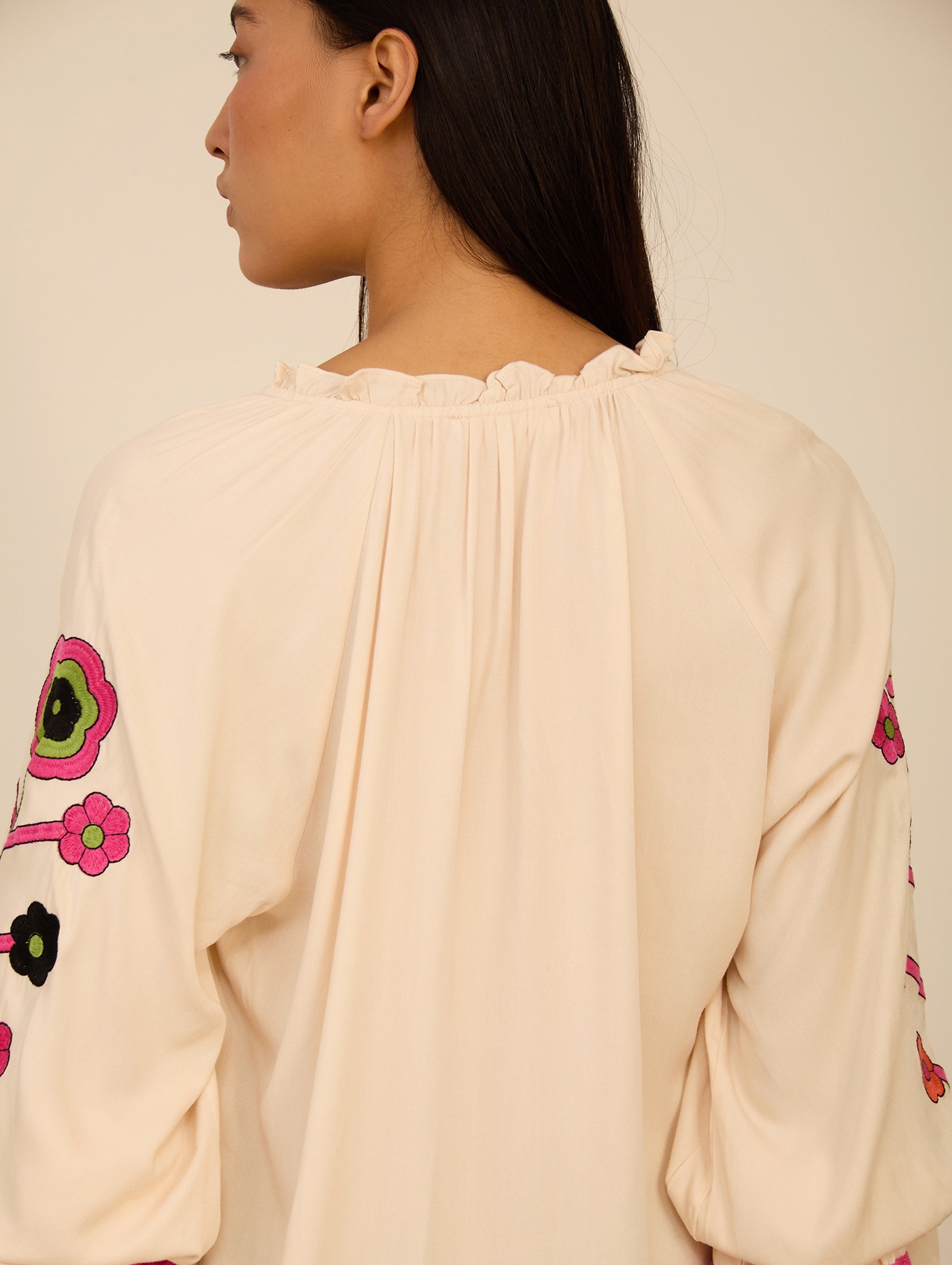 Blusa con mangas bordadas 2