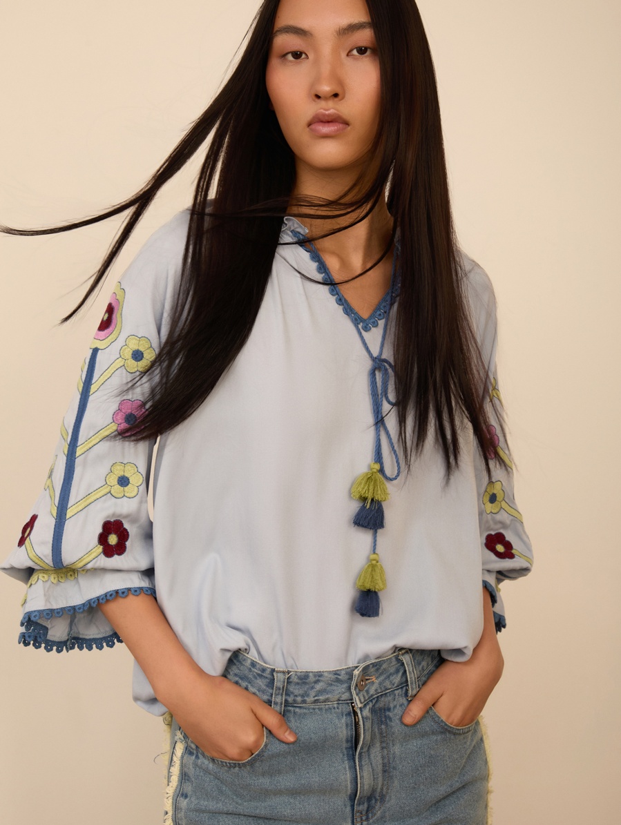 Blusa con mangas bordadas