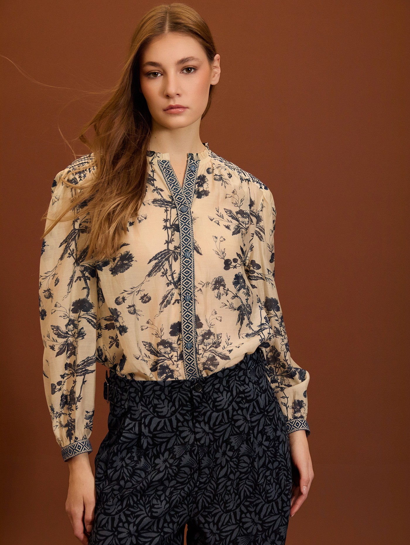 Blusa con bordado floral
