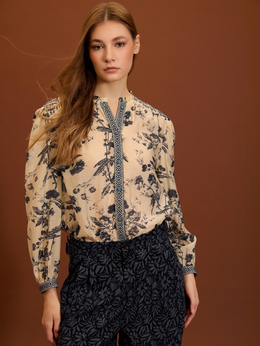Blusa con bordado floral