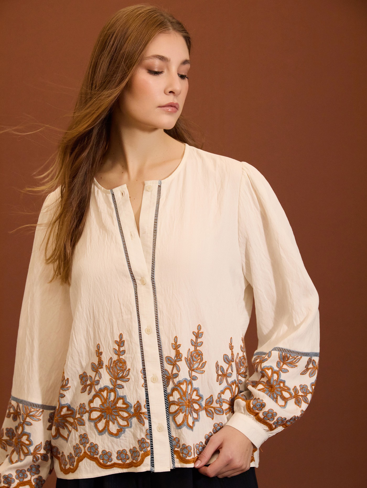 Blusa con bordado floral 2