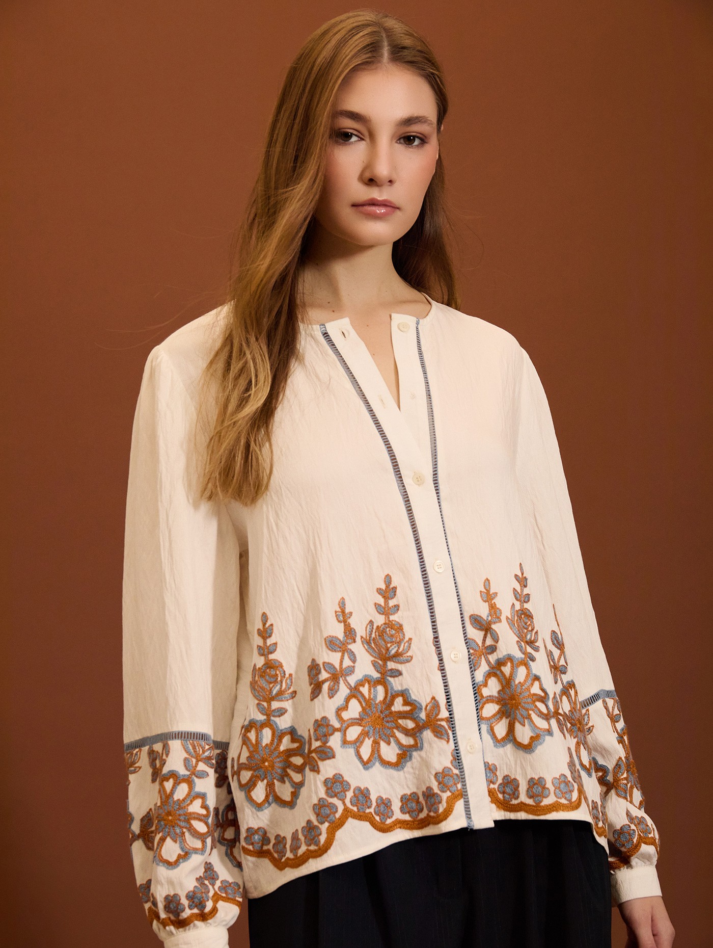 Blusa con bordado floral 4