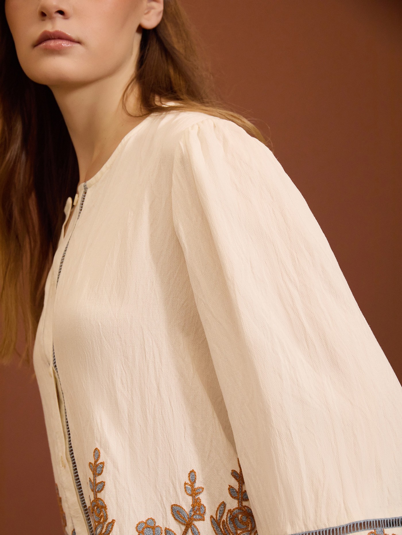 Blusa con bordado floral 3