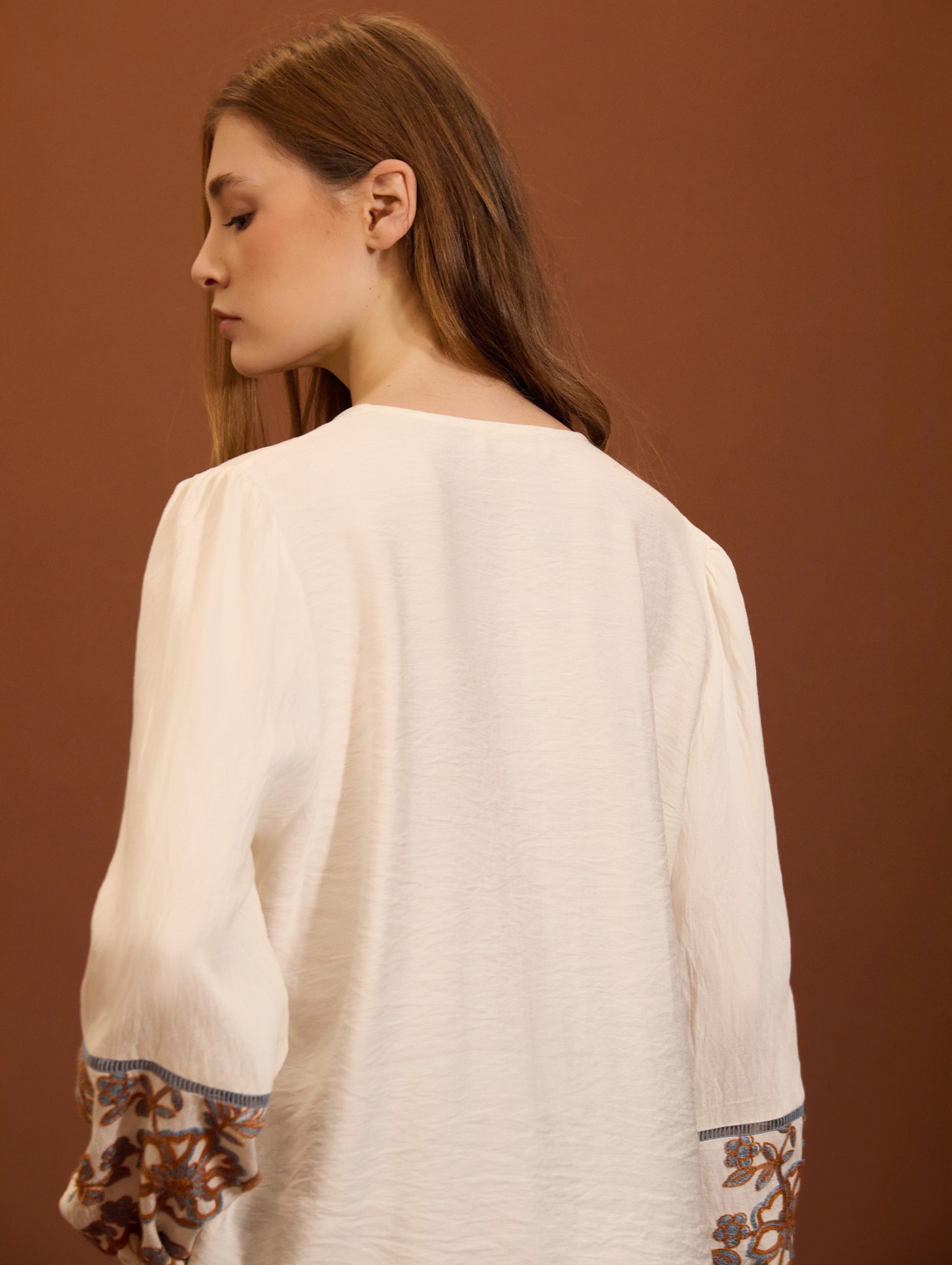 Blusa con bordado floral 1