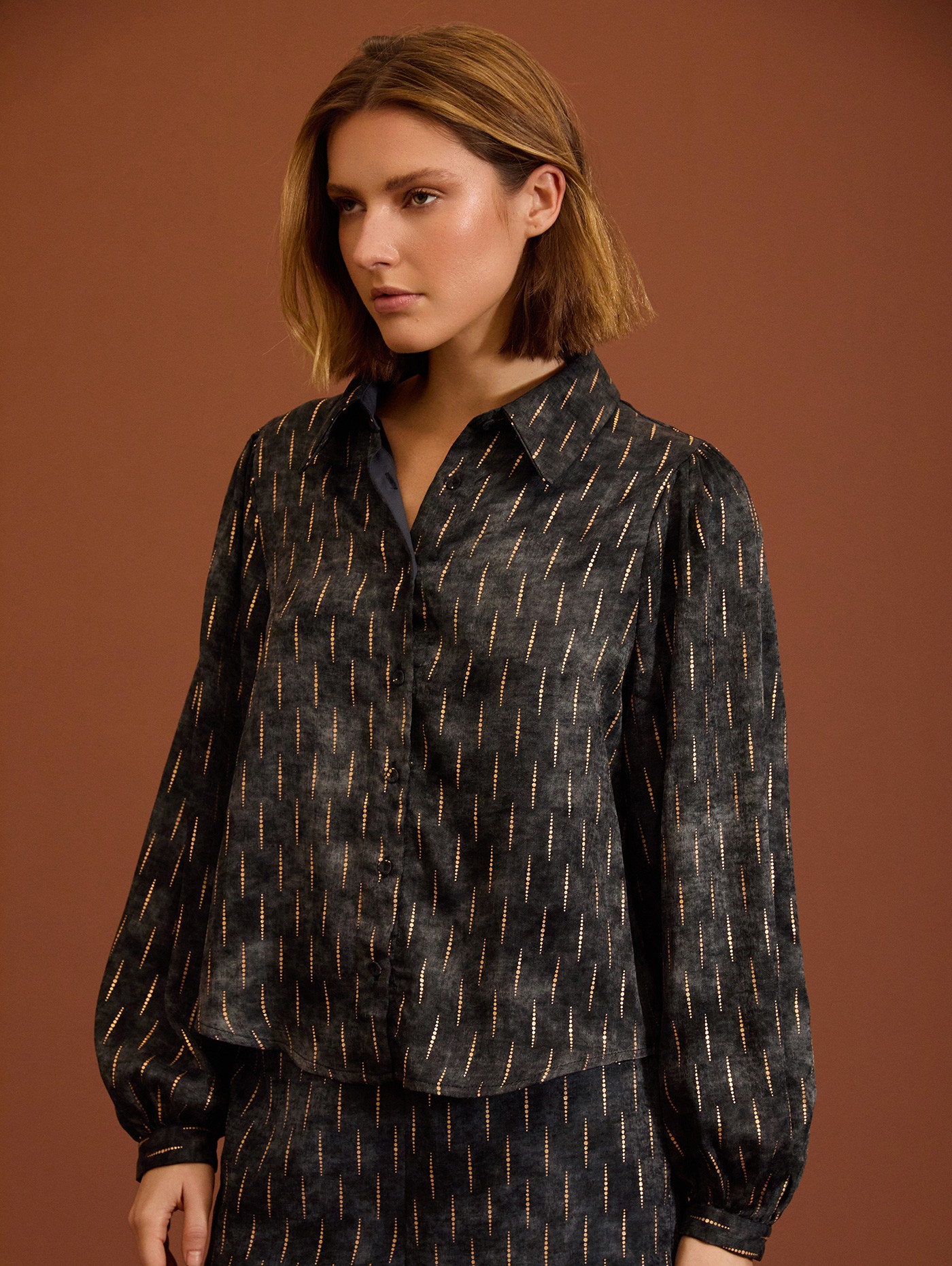 Blusa de satén con lámina dorada