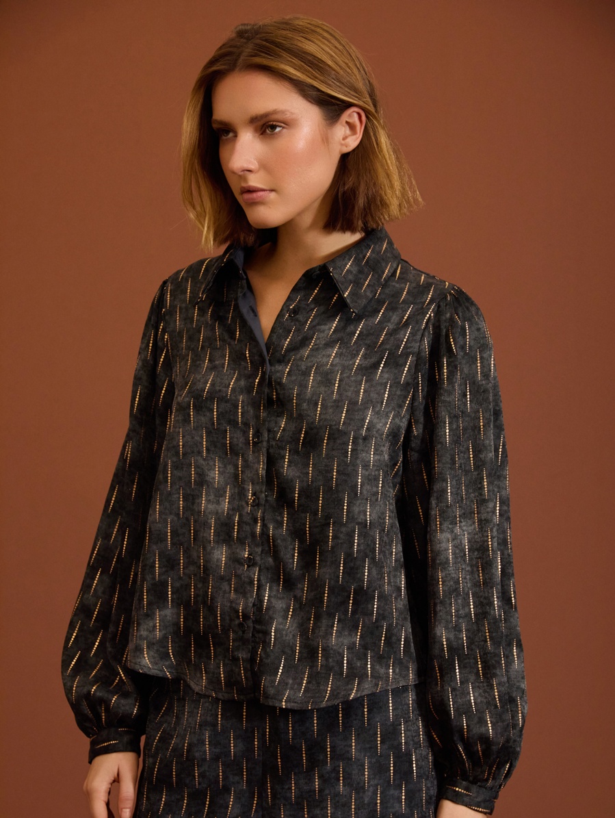 Blusa de satén con lámina dorada