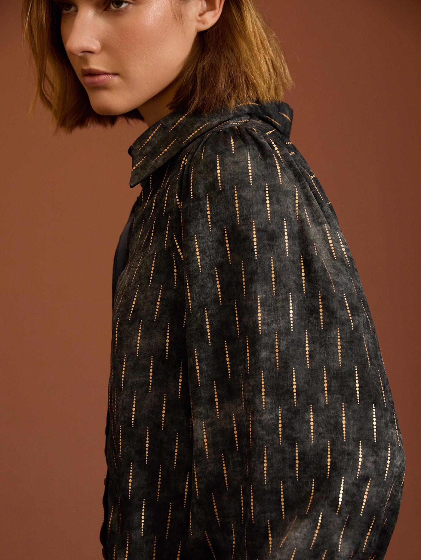 Blusa de satén con lámina dorada 3