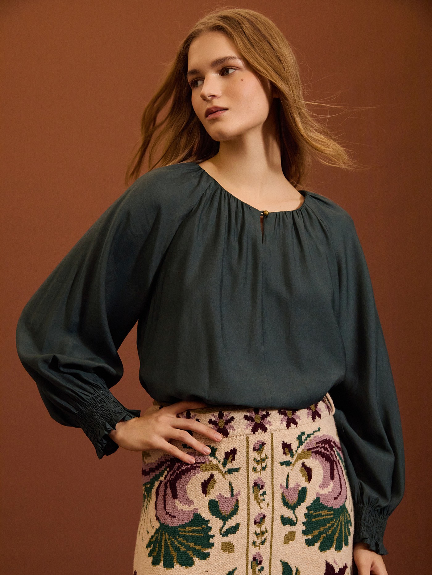 Blusa fluida con efecto fruncido